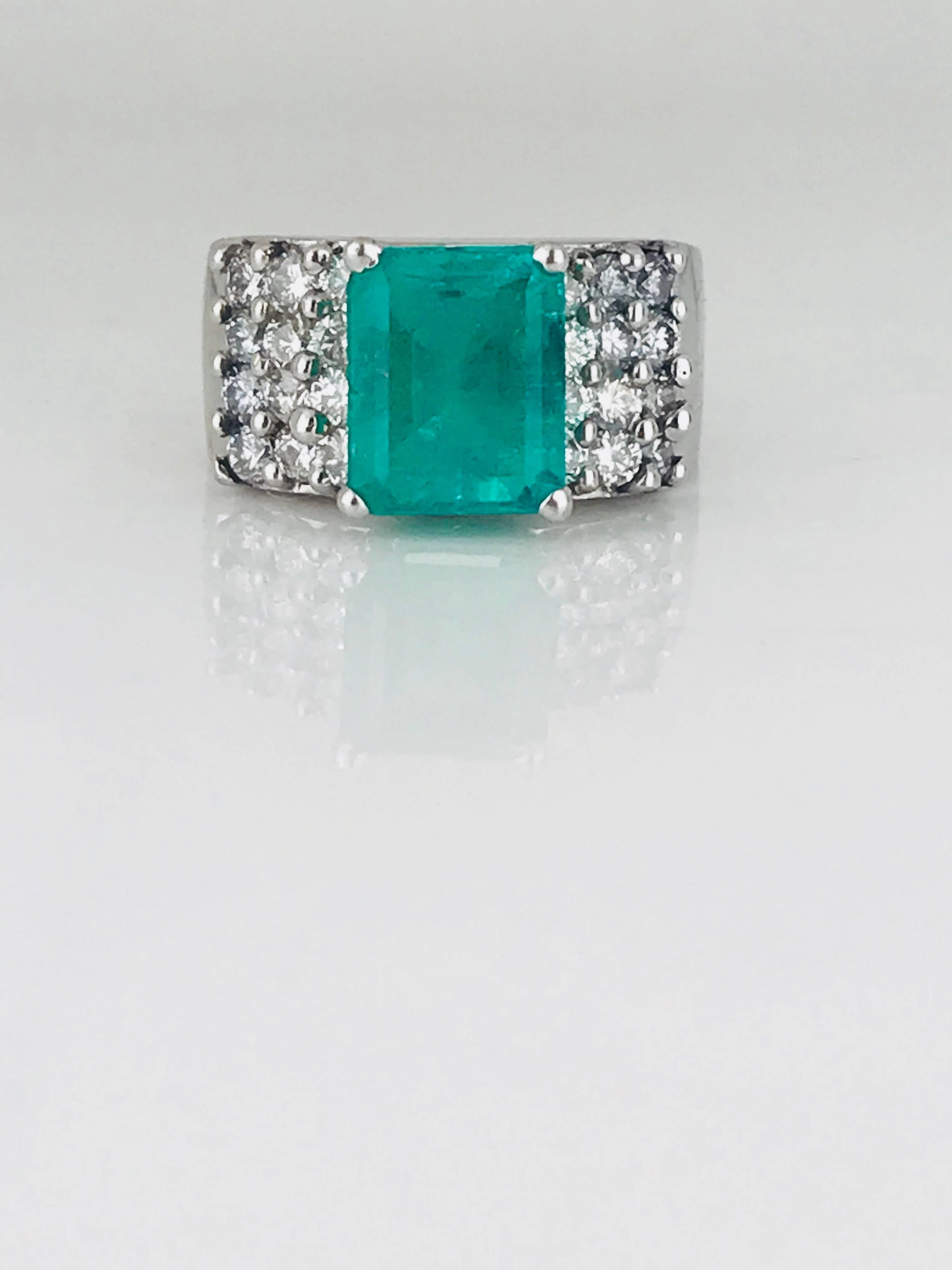 Women's Colombian Emerald 3.27 Carat, Contemporary, 1.20 Carat VS Diamond 18k Gold Ring  For Sale