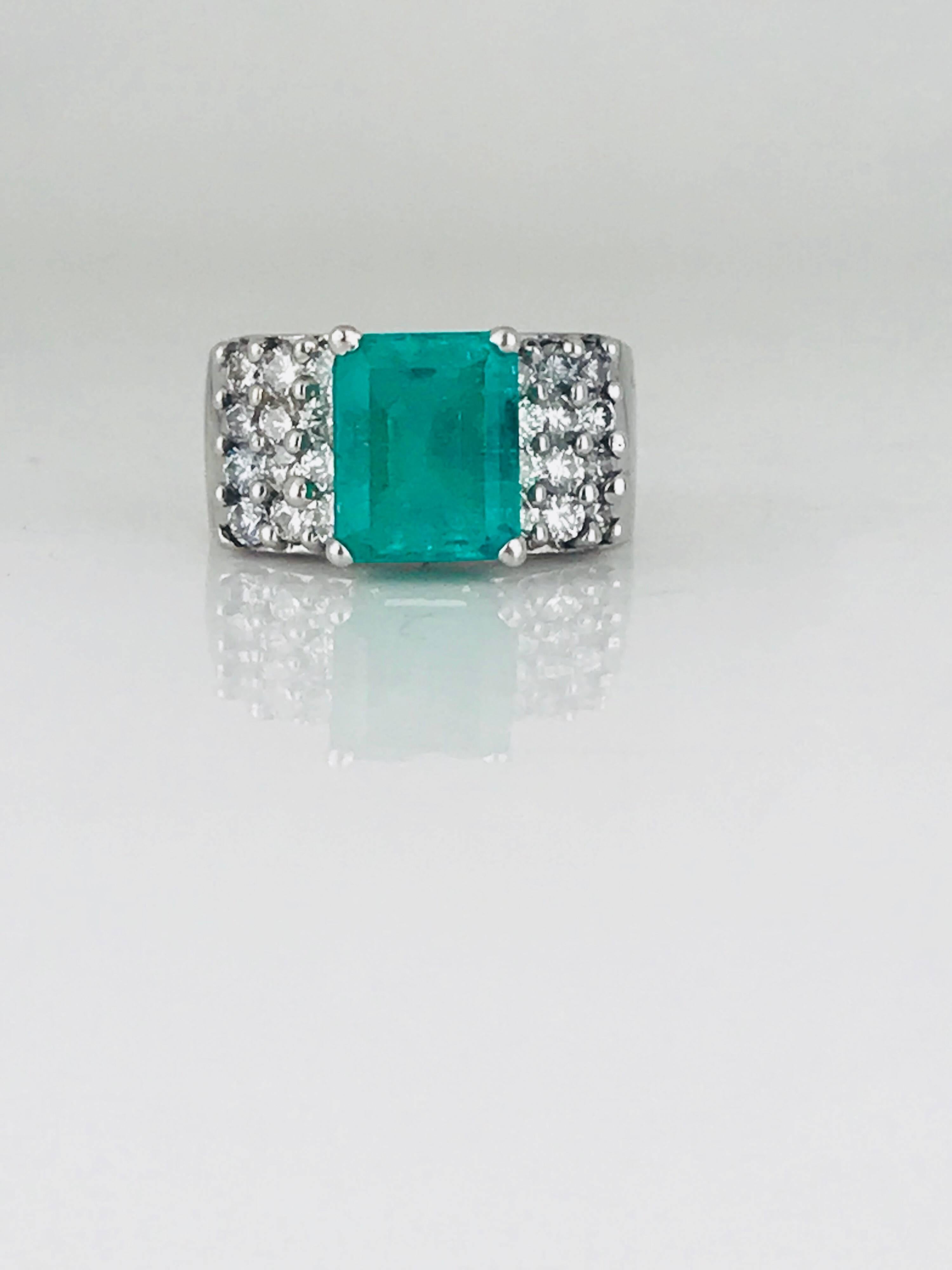 Colombian Emerald 3.27 Carat, Contemporary, 1.20 Carat VS Diamond 18k Gold Ring  For Sale 1