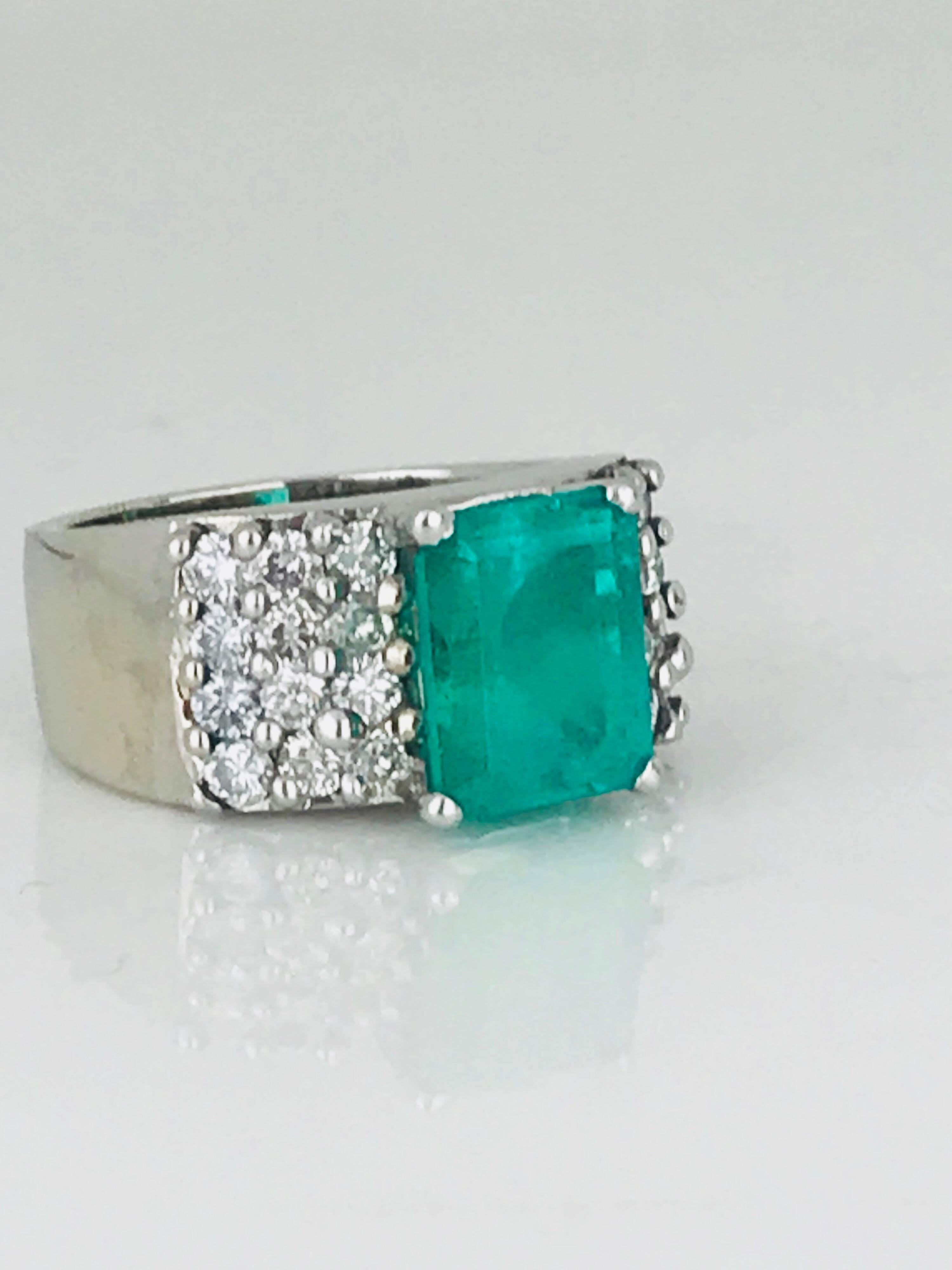 Colombian Emerald 3.27 Carat, Contemporary, 1.20 Carat VS Diamond 18k Gold Ring  For Sale 2