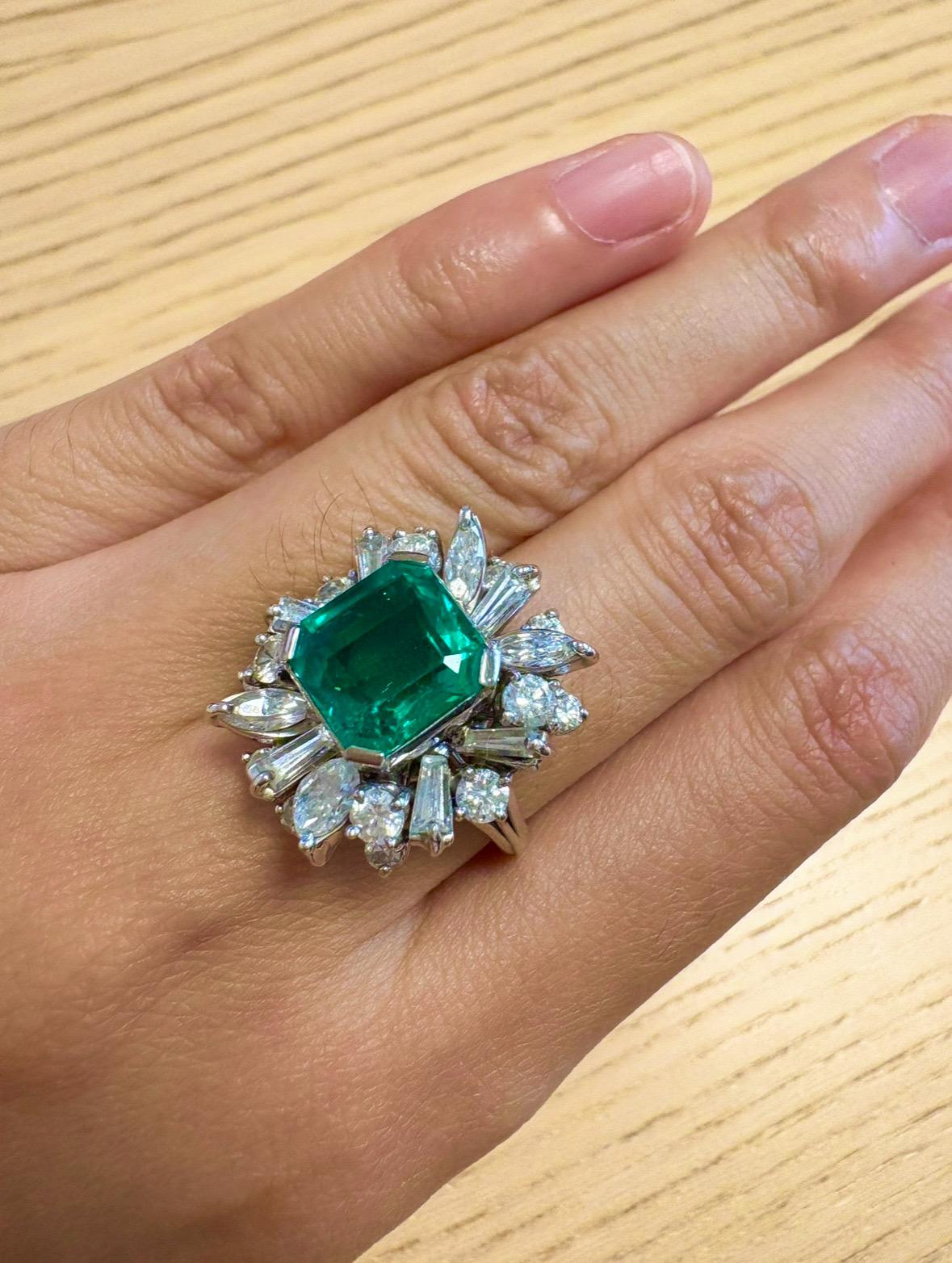 Ein atemberaubender Ring, besetzt mit einem 3,7 ct kolumbianischen Smaragd in intensivem bis lebhaftem Grün, eingestuft mit unbedeutendem Öl  praktisch kein Öl, was für einen Stein dieser Qualität außergewöhnlich selten ist. Der Smaragd ist