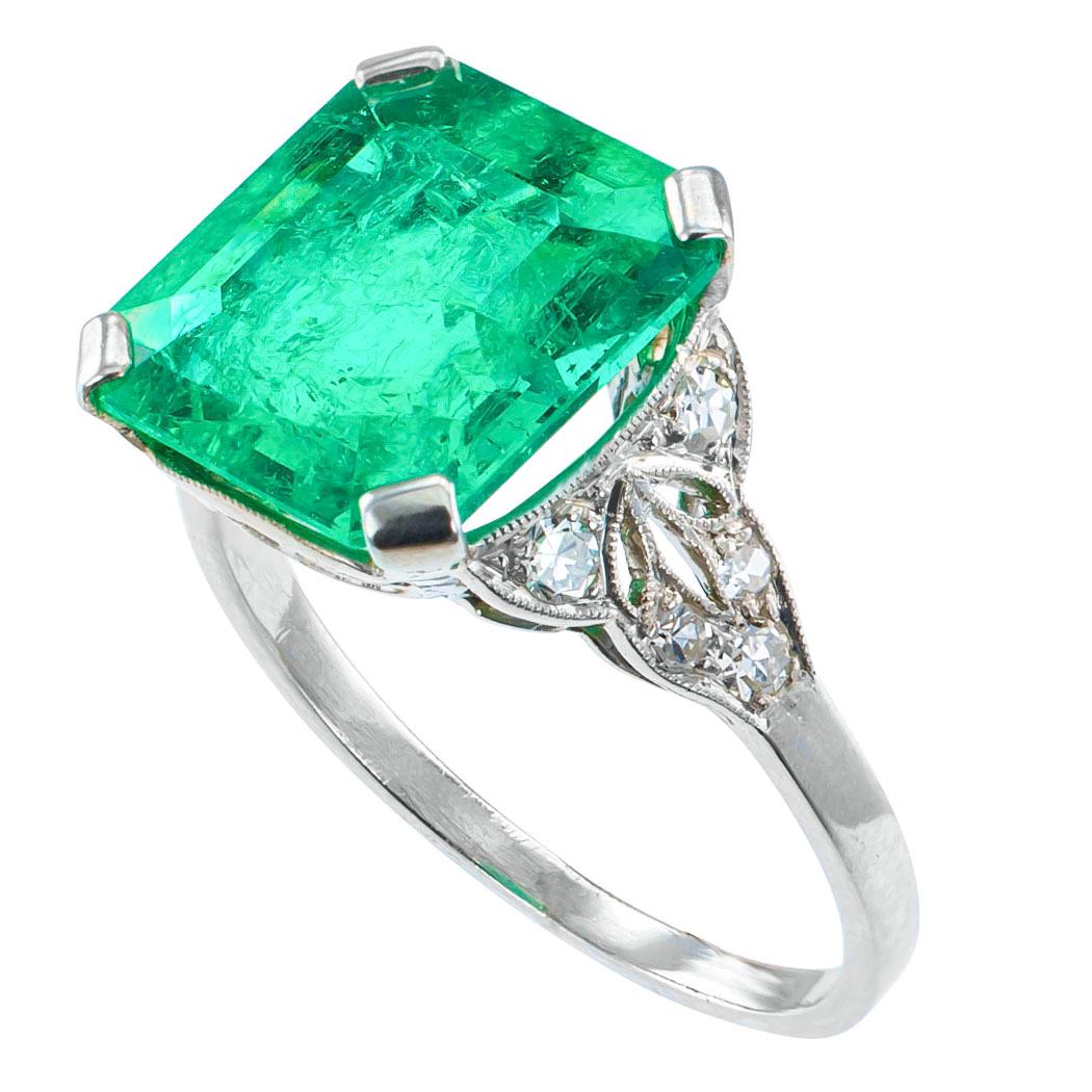 Colombian Emerald 4.05 Carat Art Deco Diamond Platinum Ring In Excellent Condition In Los Angeles, CA