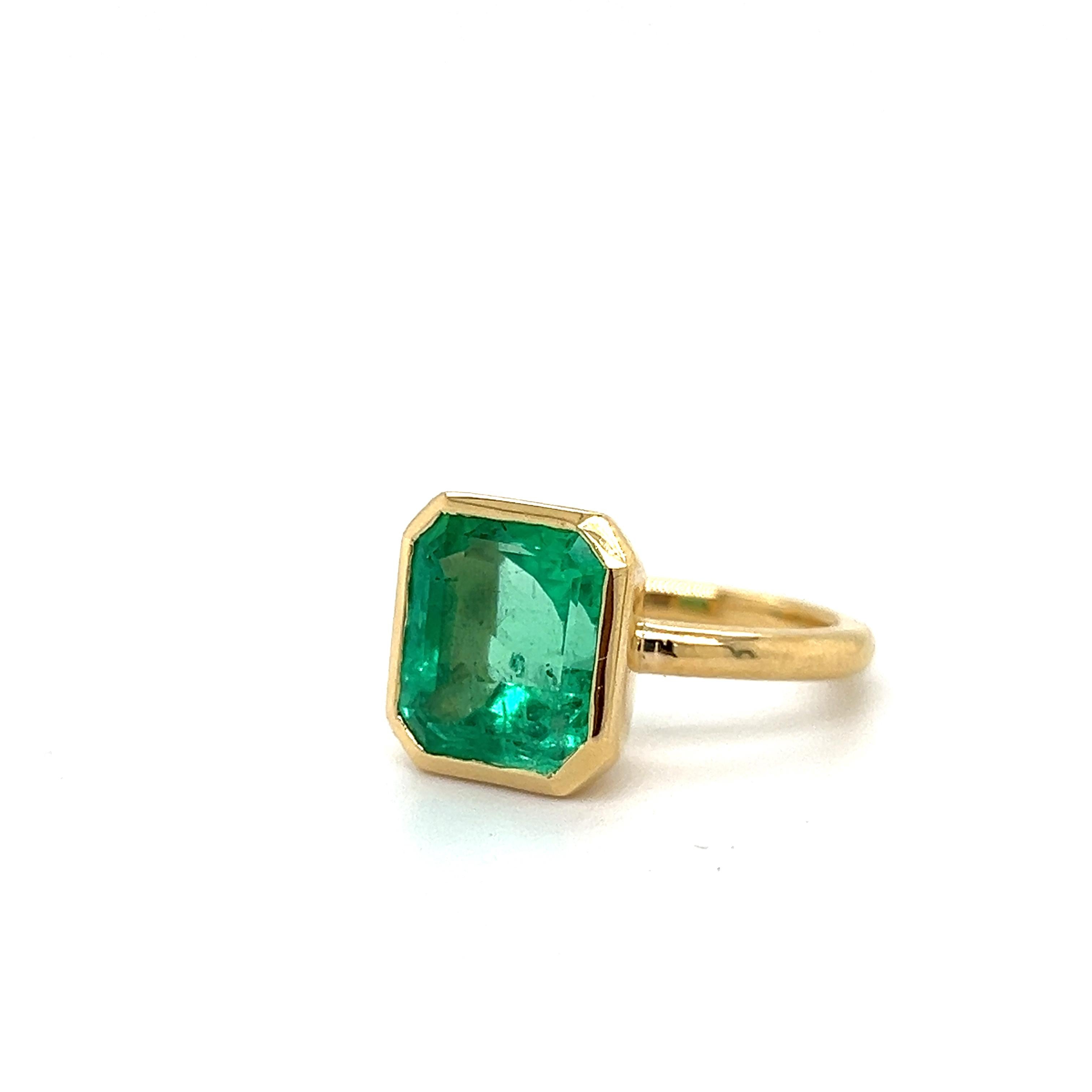 Contemporary Colombian Emerald 6.10 Carat Bezel Set Cocktail Ring 18k Yellow Gold  For Sale