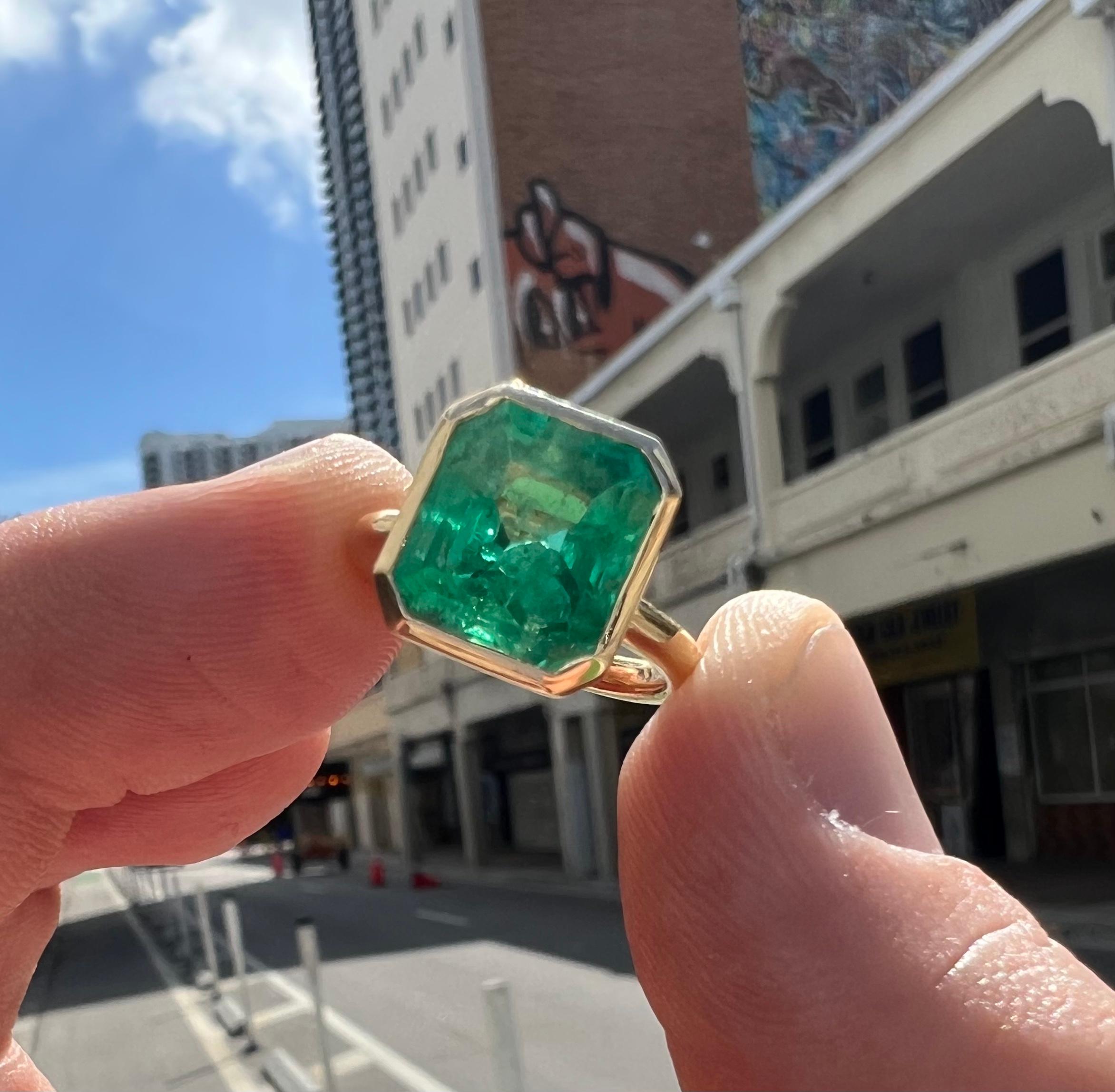 Colombian Emerald 6.10 Carat Bezel Set Cocktail Ring 18k Yellow Gold  In New Condition For Sale In MIAMI, FL