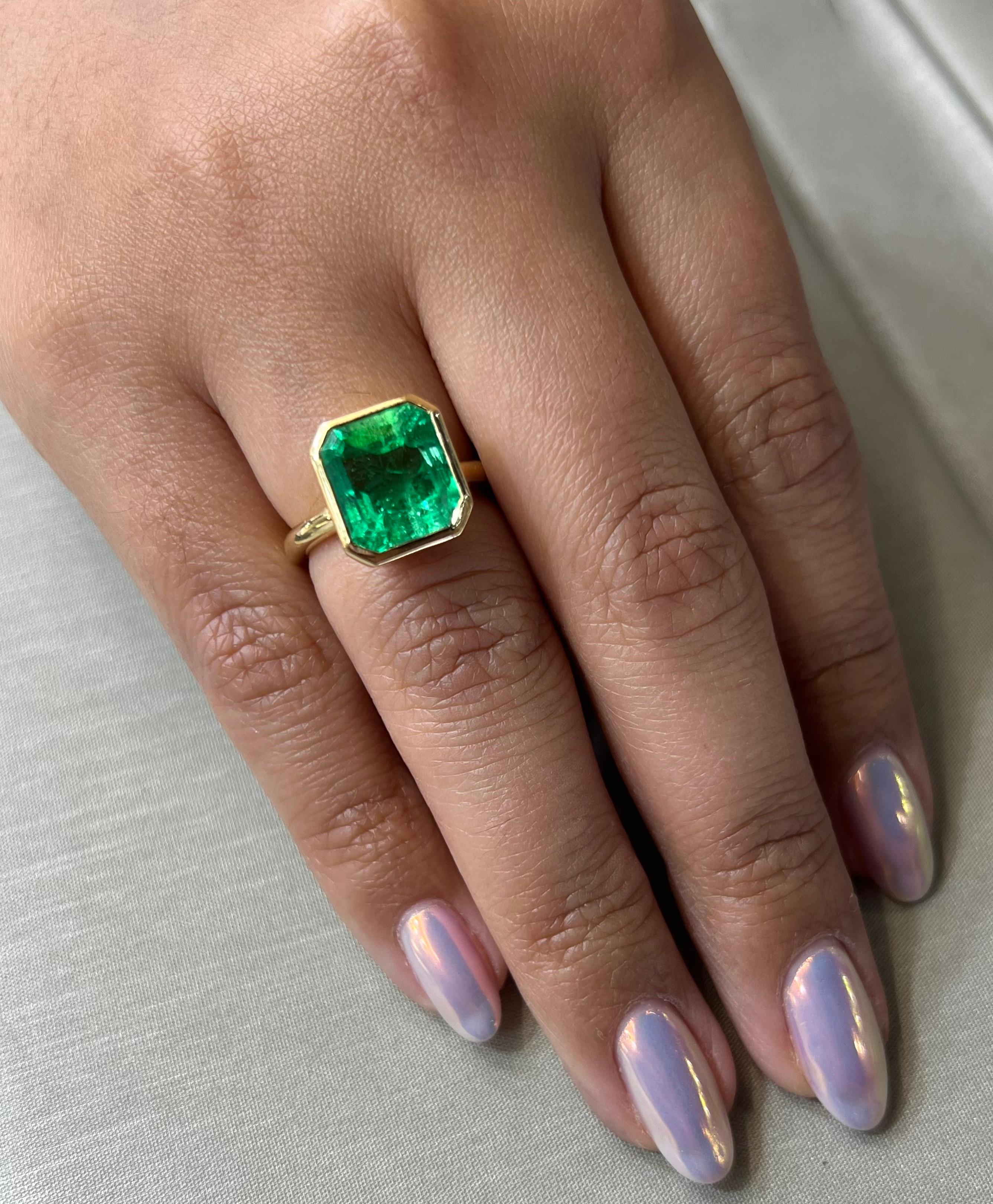 Women's or Men's Colombian Emerald 6.10 Carat Bezel Set Cocktail Ring 18k Yellow Gold  For Sale