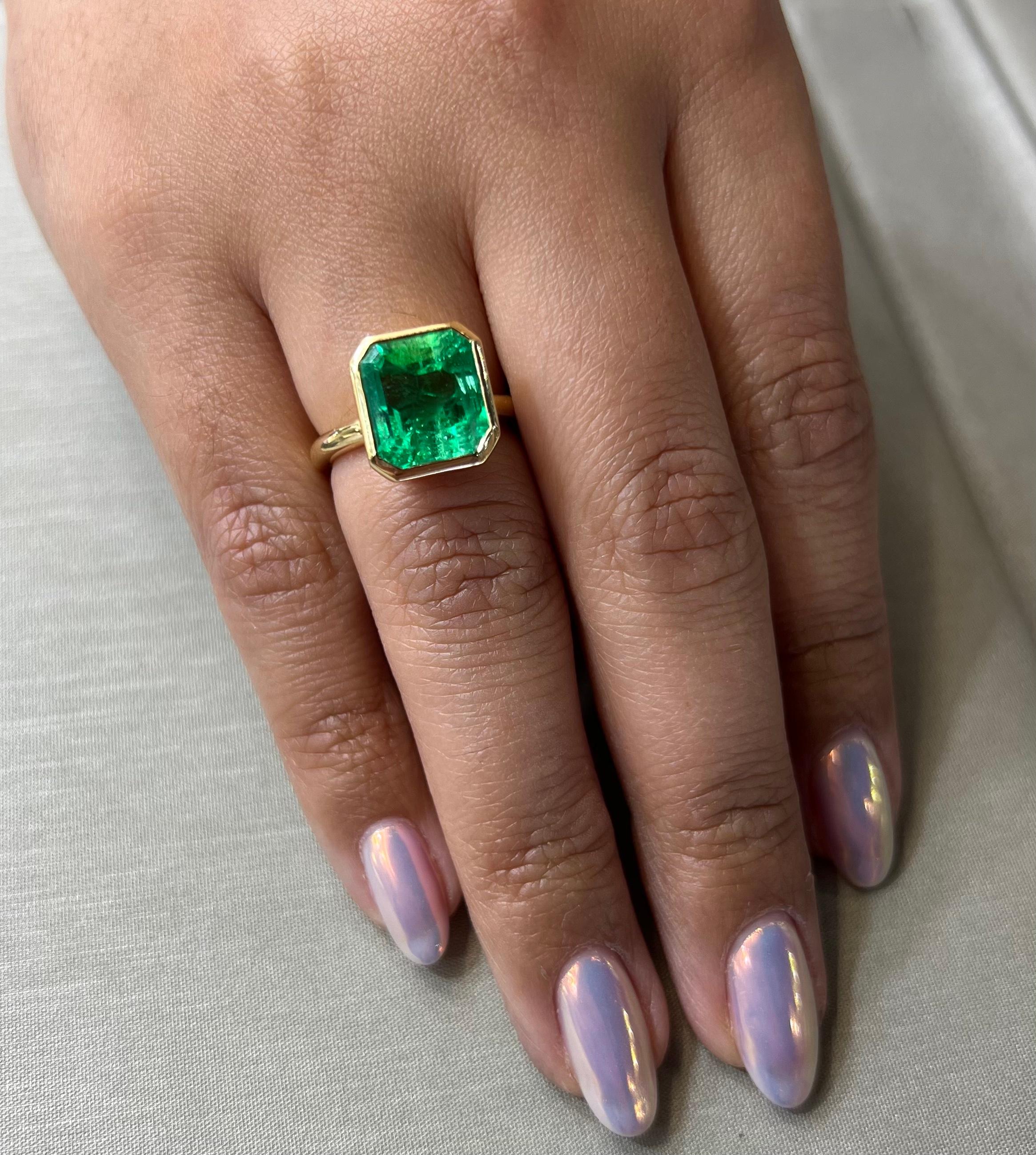 Colombian Emerald 6.10 Carat Bezel Set Cocktail Ring 18k Yellow Gold  For Sale 1