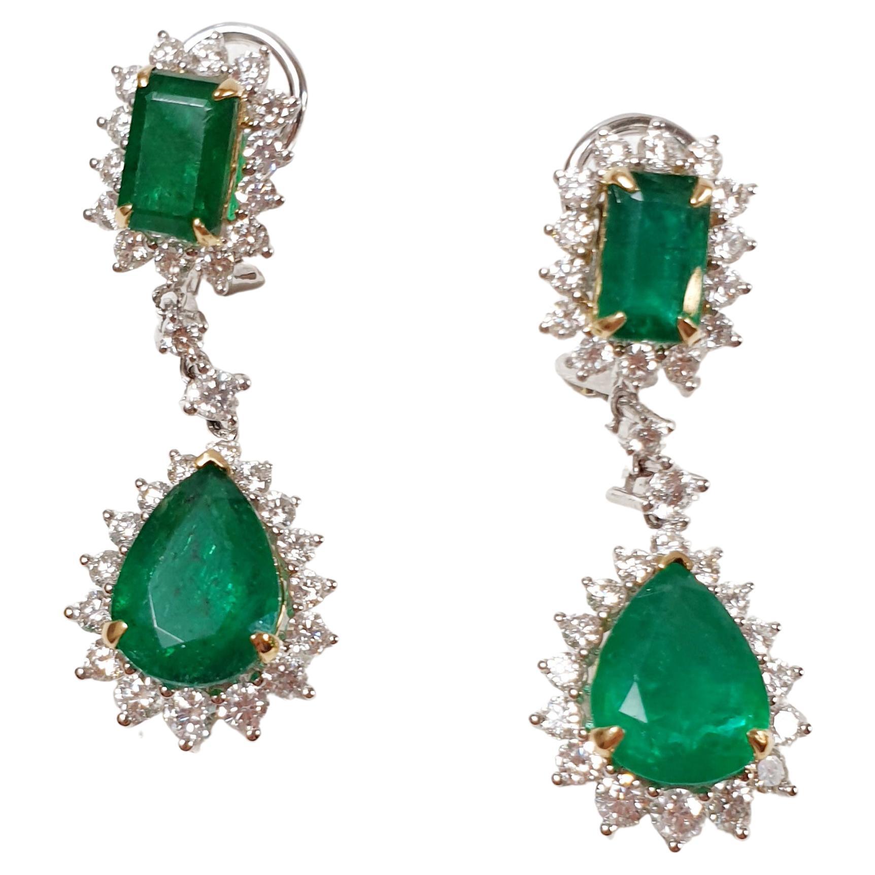 Contemporary Colombian Emerald 8ct Earrings with Diamonds and White and Yellow Gold For Sale