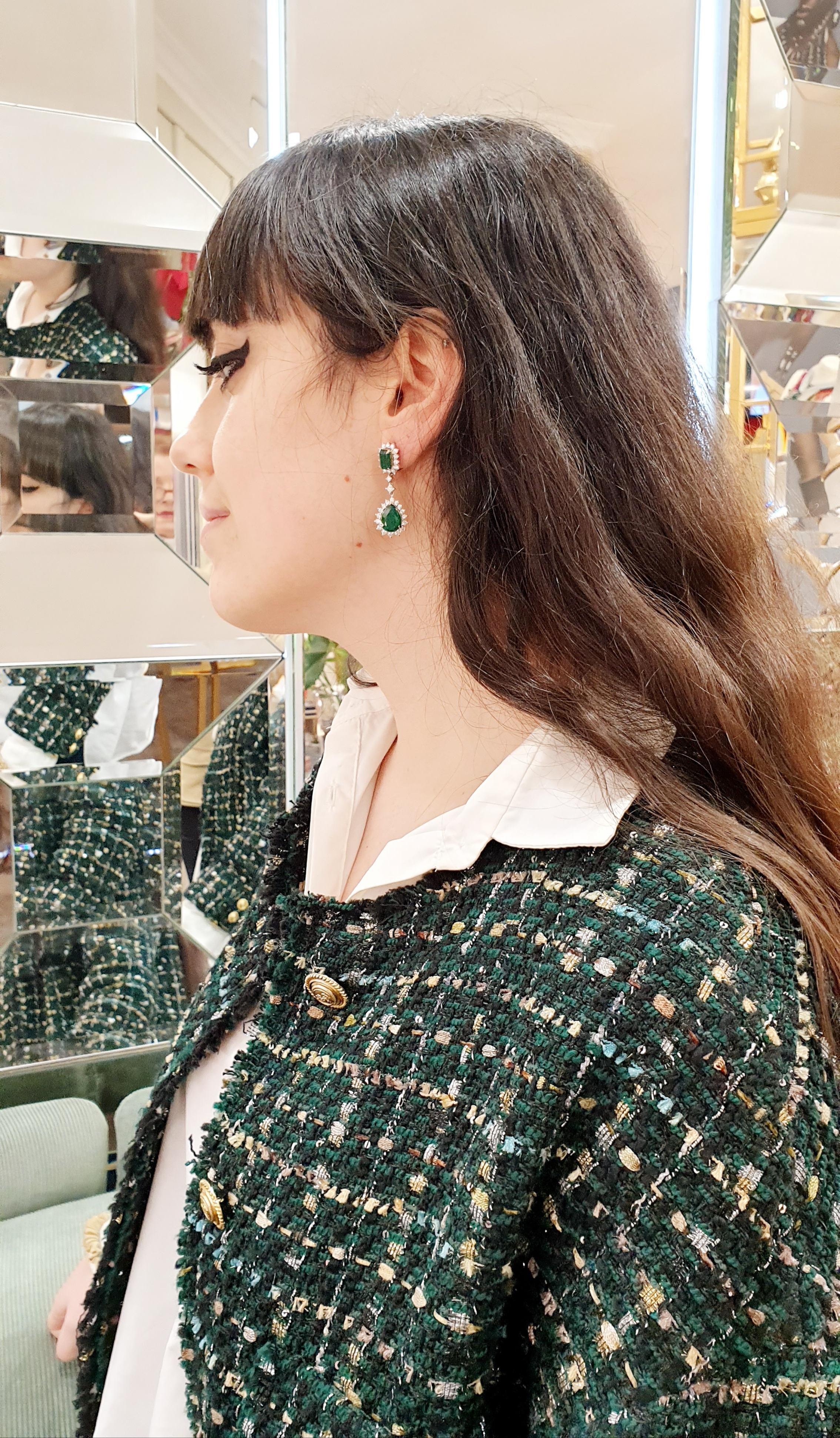 Boucles d'oreilles en or blanc et jaune avec émeraudes de Colombie de 8 carats et diamants en vente 3