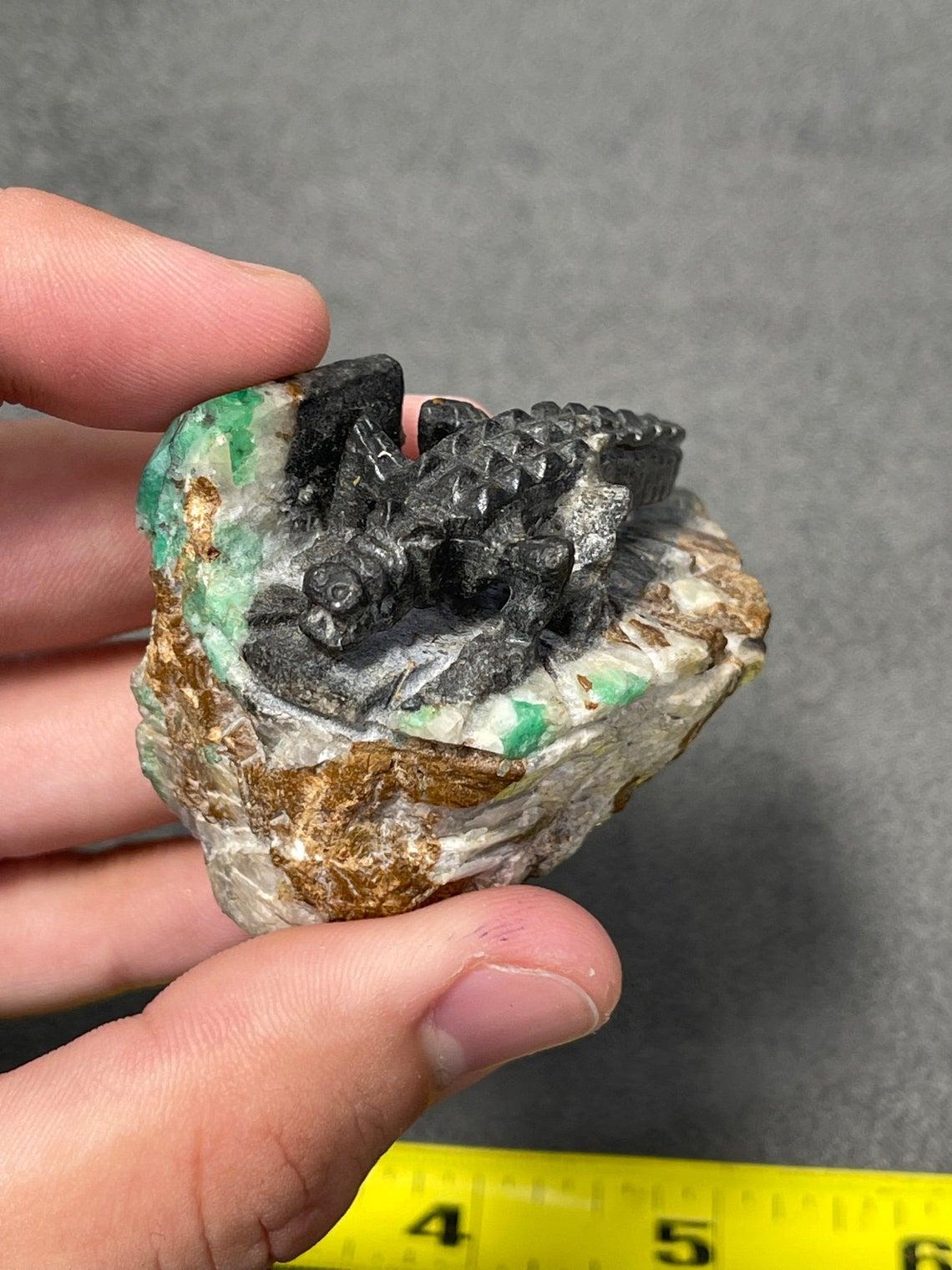 Scultura in cristallo grezzo di smeraldo colombiano con alligatore in vendita 2