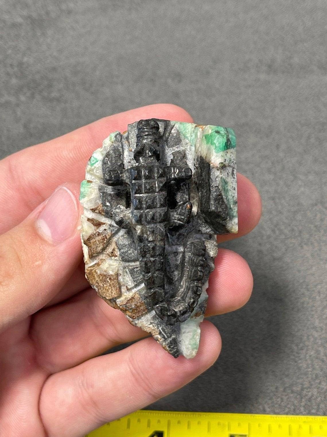 Scultura in cristallo grezzo di smeraldo colombiano con alligatore in vendita 3