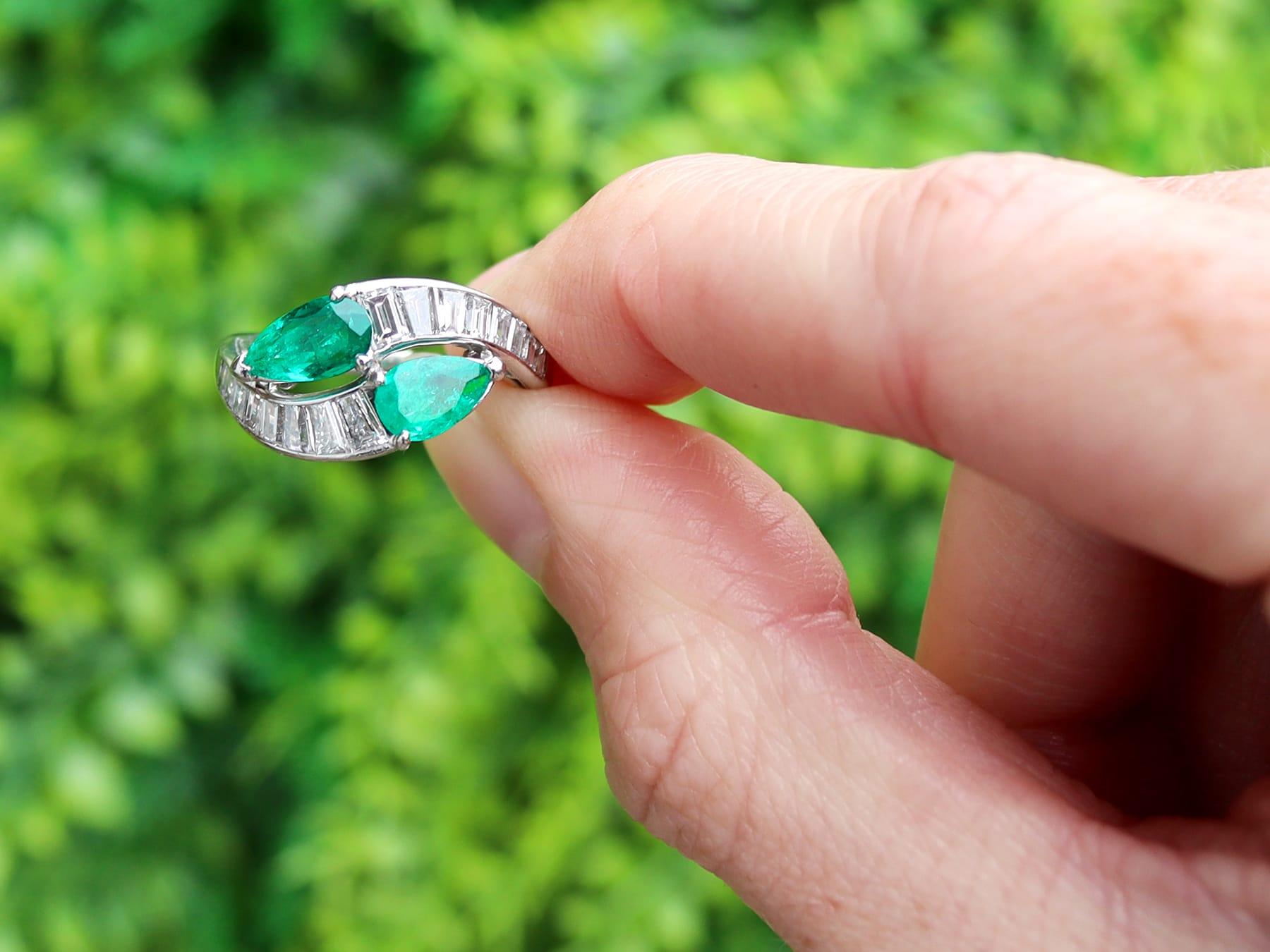 Uno splendido, raffinato e imponente anello Art Deco da 0,90 carati con smeraldo colombiano, 1,20 carati con diamante e platino 