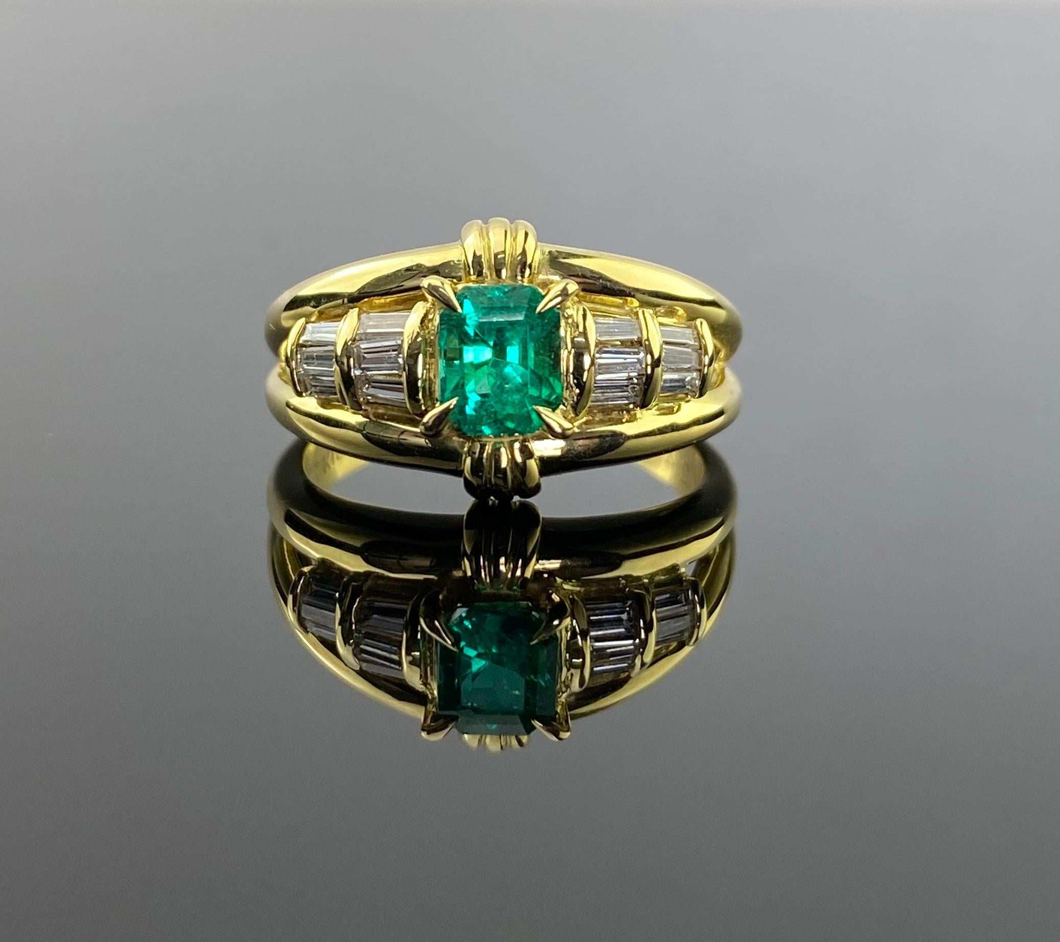 Élevez votre élégance avec cette exquise bague en or 18 carats, ornée d'une étonnante émeraude colombienne de 0,54 carat et d'un diamant de 0,24 carat. L'émeraude d'un vert éclatant occupe le devant de la scène, rayonnant d'une beauté et d'une