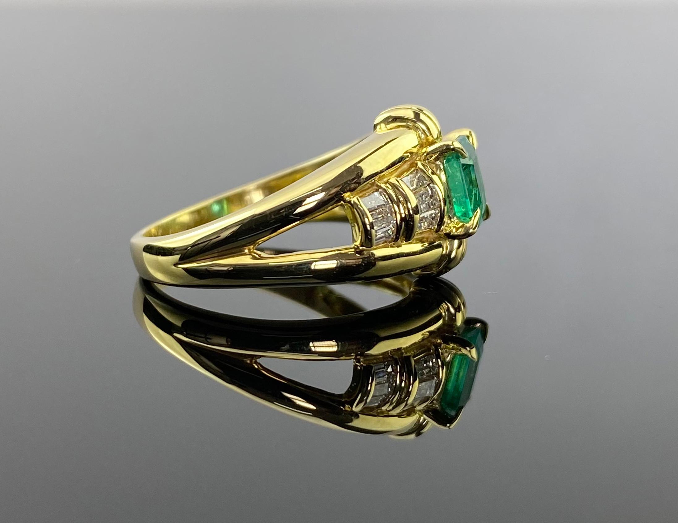 Art Deco Colombian Emerald and Diamond 18K Gold Ring For Sale