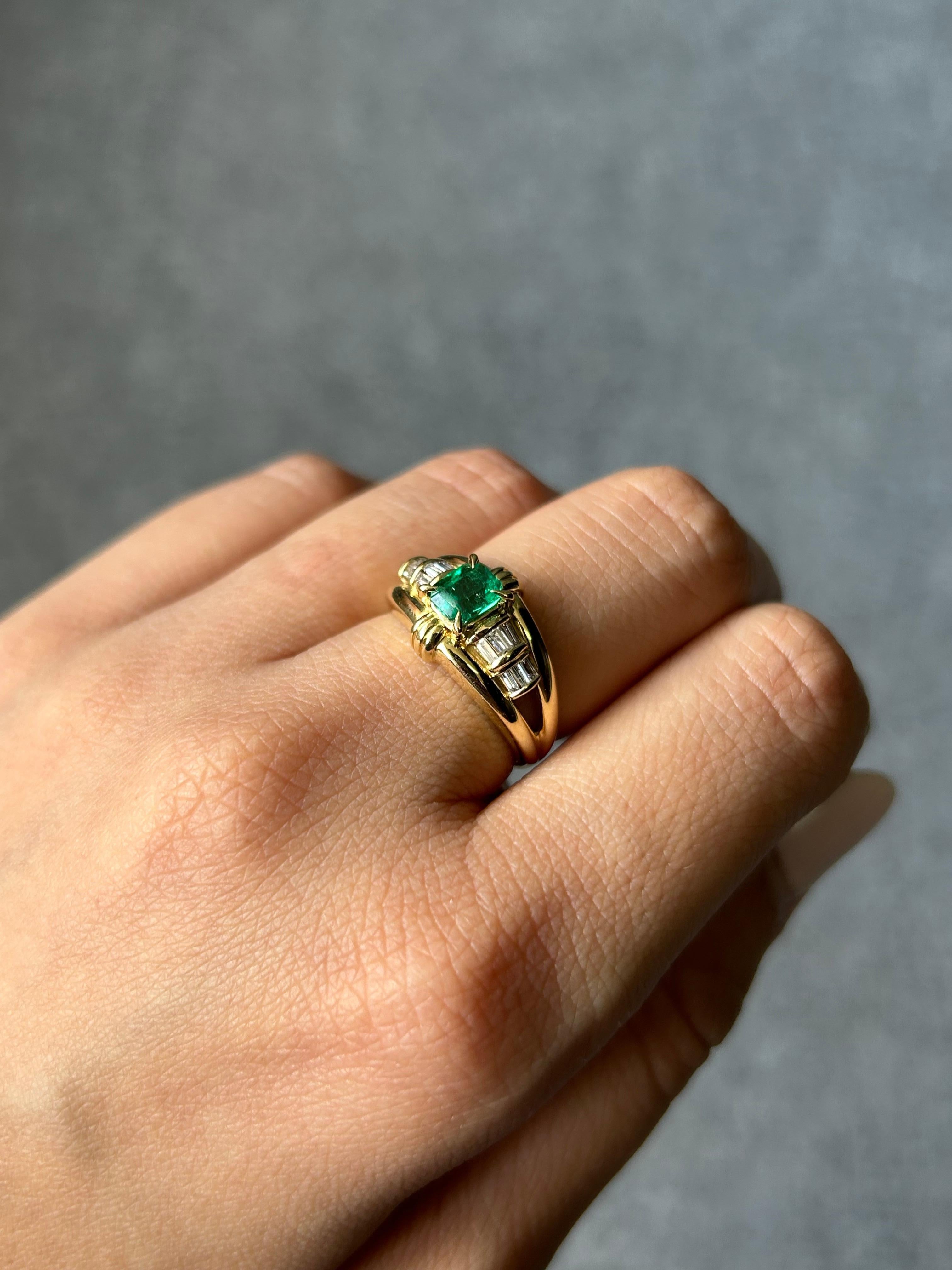 Women's Colombian Emerald and Diamond 18K Gold Ring For Sale