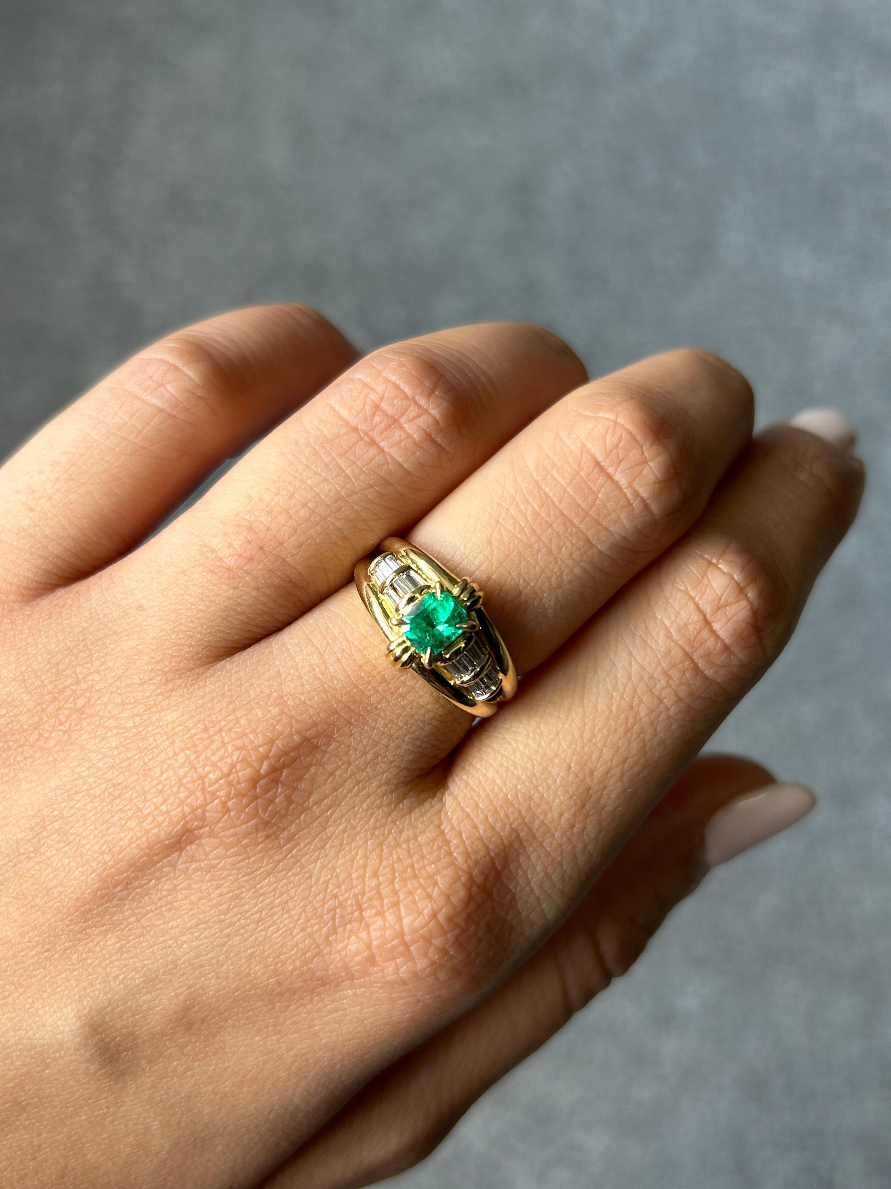 Colombian Emerald and Diamond 18K Gold Ring For Sale 1