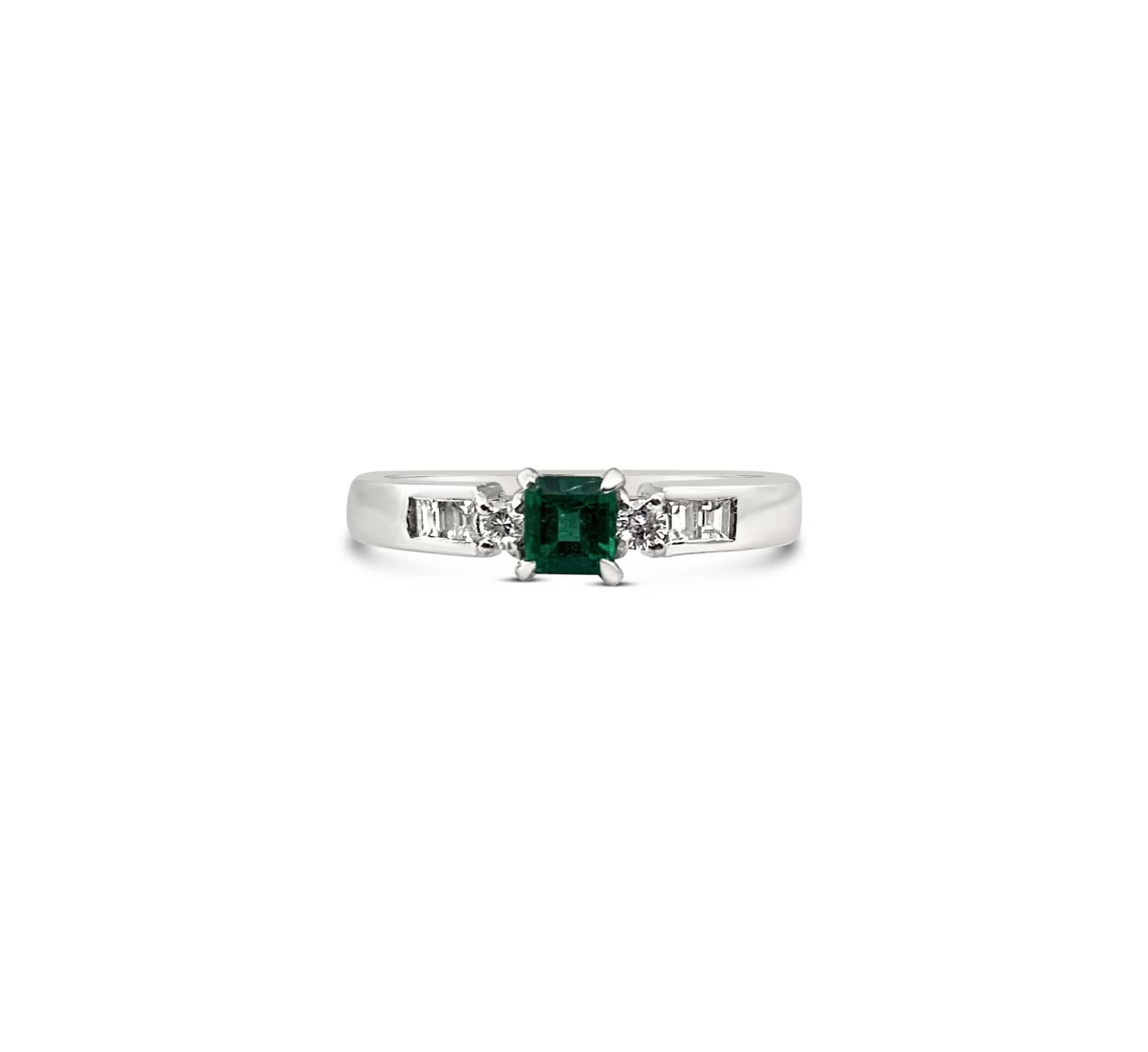 L'anello Bergen è una raffinata espressione di eleganza e raffinatezza senza tempo. Al centro si trova uno smeraldo colombiano da 0,21 carati, ammirato per la sua ricca tonalità verde e l'eccezionale limpidezza, caratteristiche degli smeraldi più
