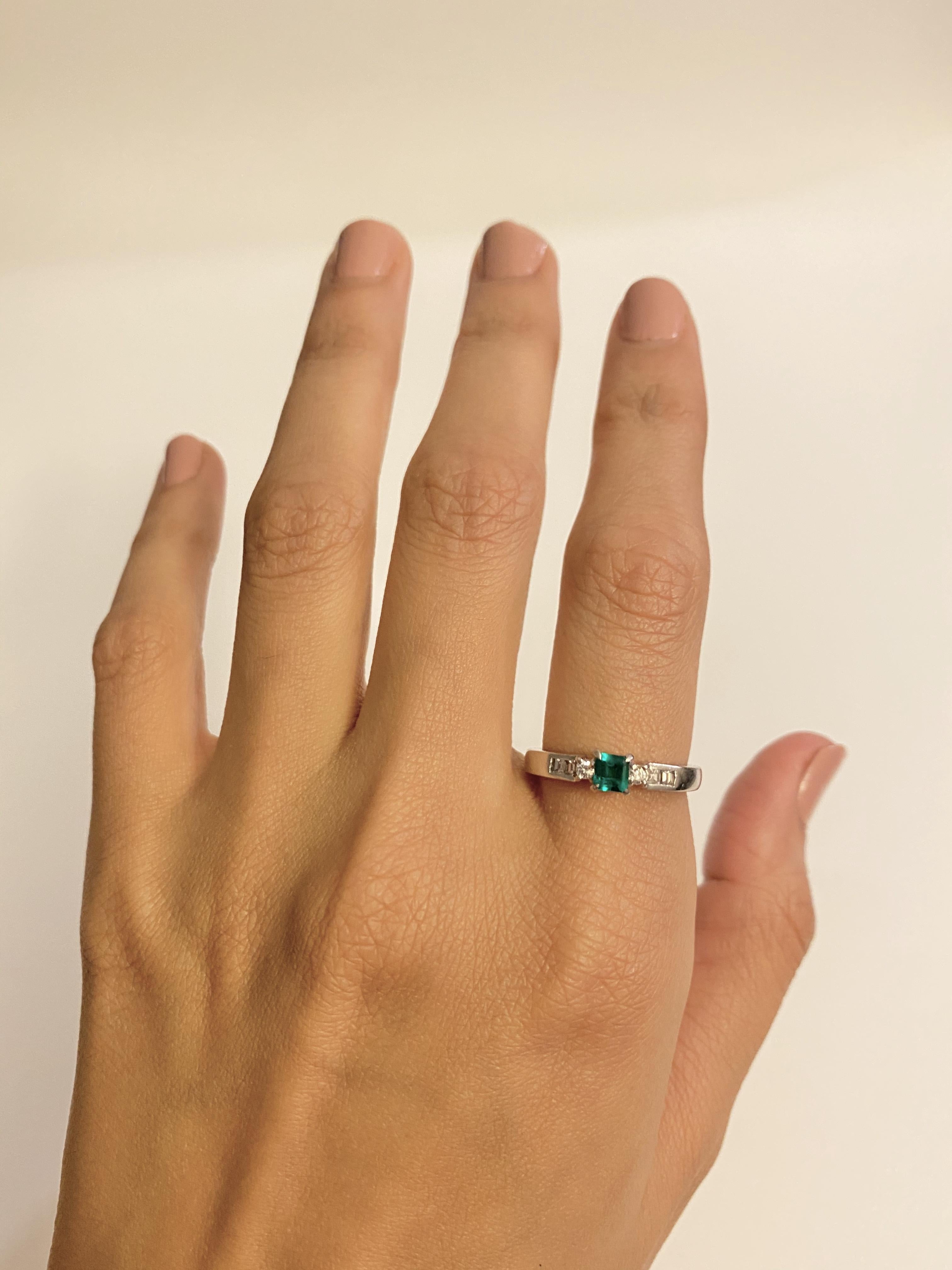 Anello Bergen con smeraldo colombiano e diamante in oro 18 carati In condizioni Nuovo in vendita a New York, NY