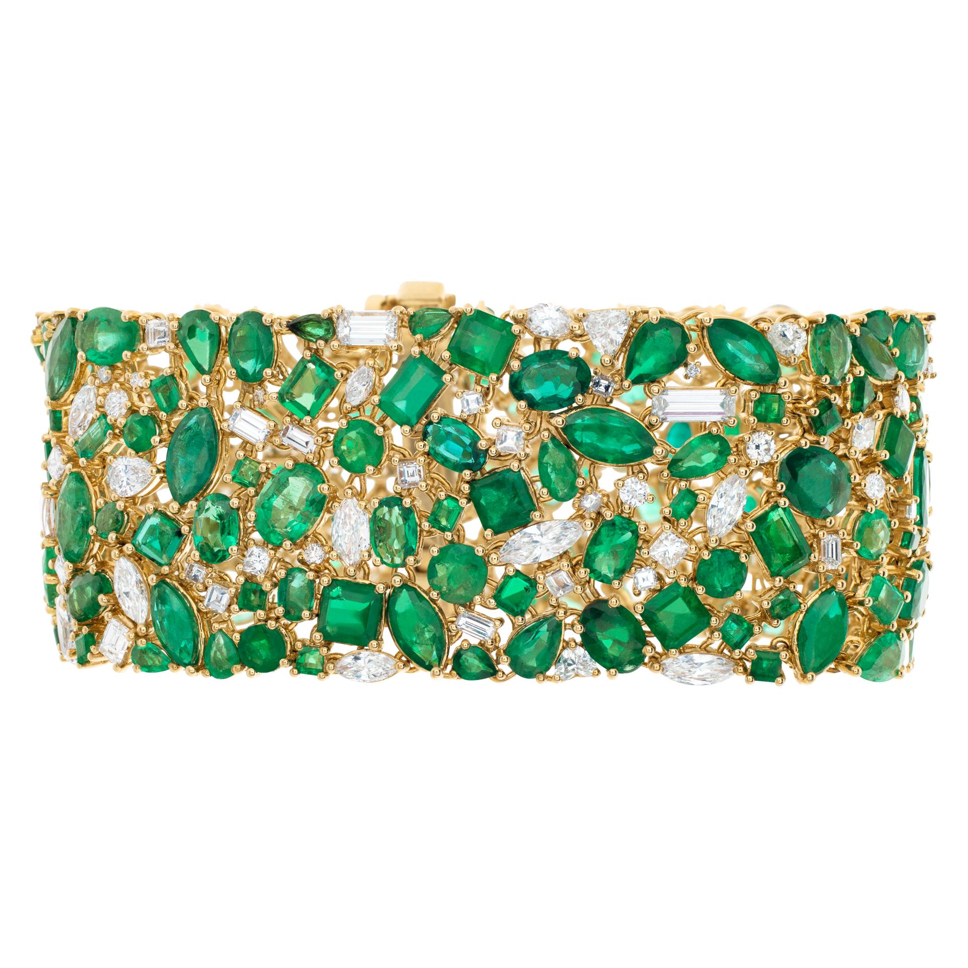 Armband aus 18 Karat Gelbgold mit Marquise, runden Smaragden und Diamanten im Smaragdschliff. Diamanten im Marquise-, Smaragd- und runden Brillantschliff, ungefähres Gesamtgewicht: 9,36 Karat, Schätzung: VS Klarheit G Farbe. Ungefähres Gesamtgewicht