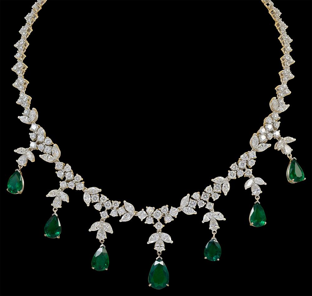 GIA Certified Pear Colombian Emerald & Diamond Bridal Drop Necklace 18 K  Gold
18 karat white gold  Colombian  and diamond  necklace, consisting of 7 Pear shape Colombian Emeralds  with a total carat weigh of  10.8 carats, with  round brilliant cut