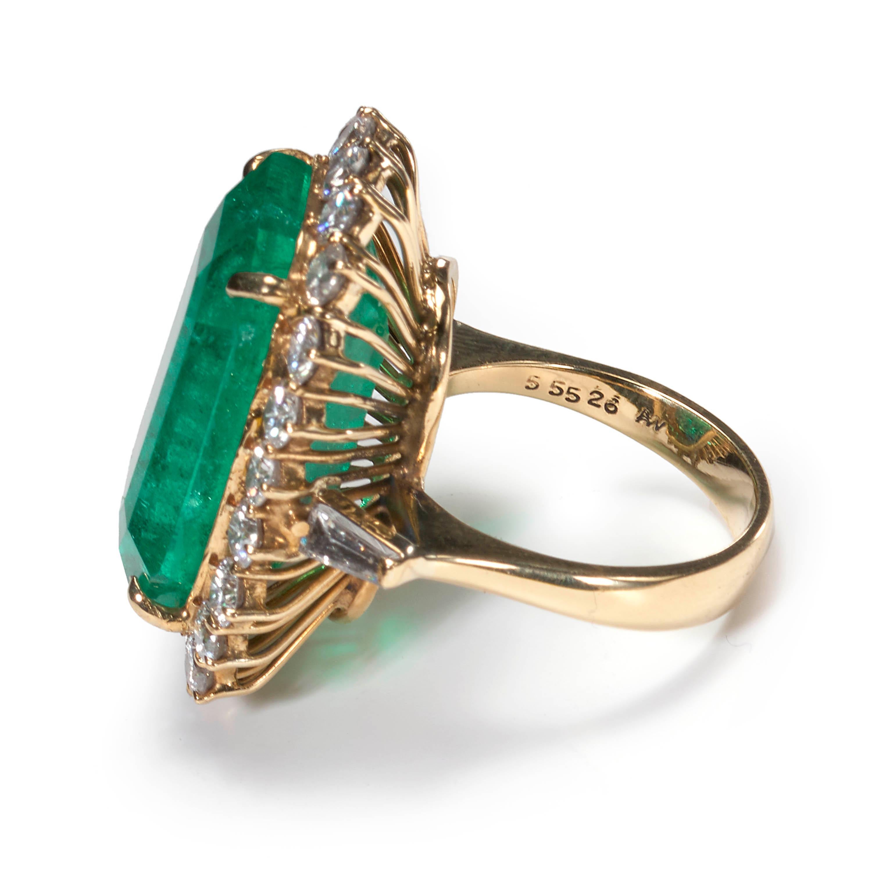 Kolumbianischer Smaragd- und Diamant-Cluster-Ring Damen im Angebot