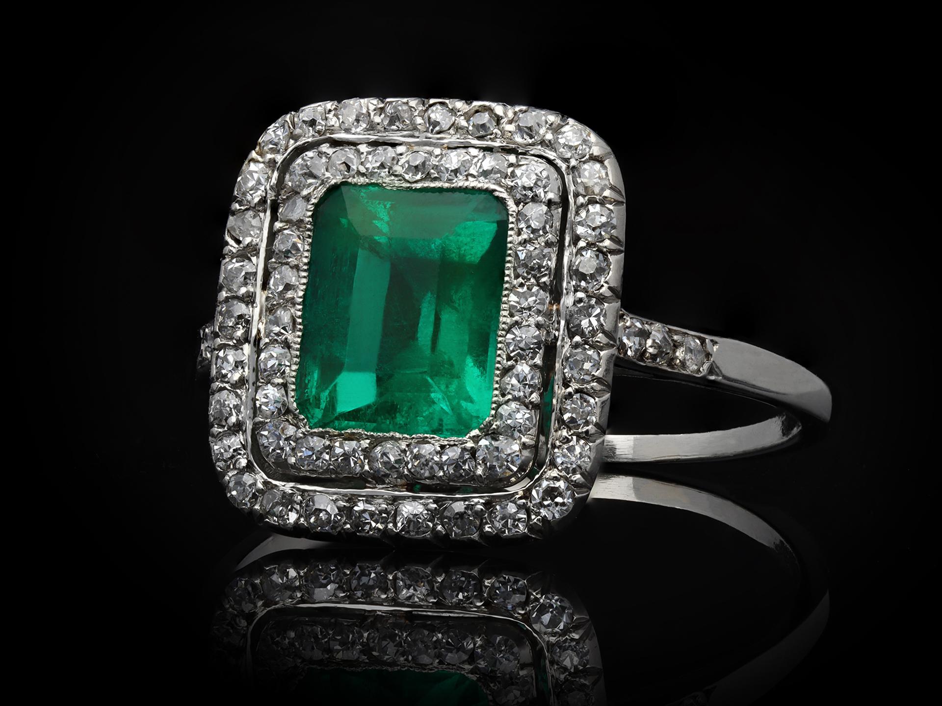 Ring mit kolumbianischem Smaragd und Diamanten, französisch, um 1915 im Zustand „Gut“ im Angebot in London, GB