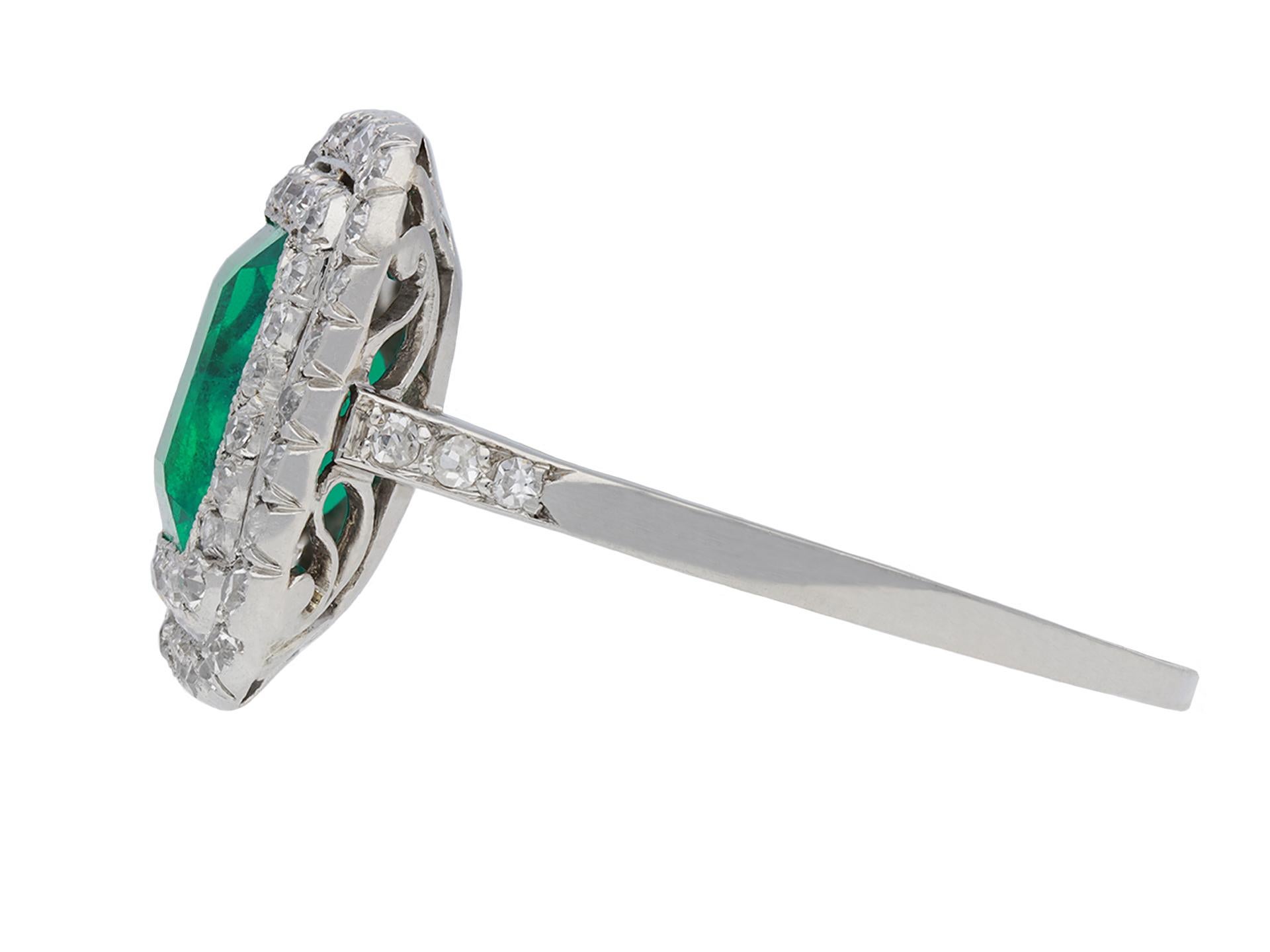 Ring mit kolumbianischem Smaragd und Diamanten, französisch, um 1915 im Angebot 3
