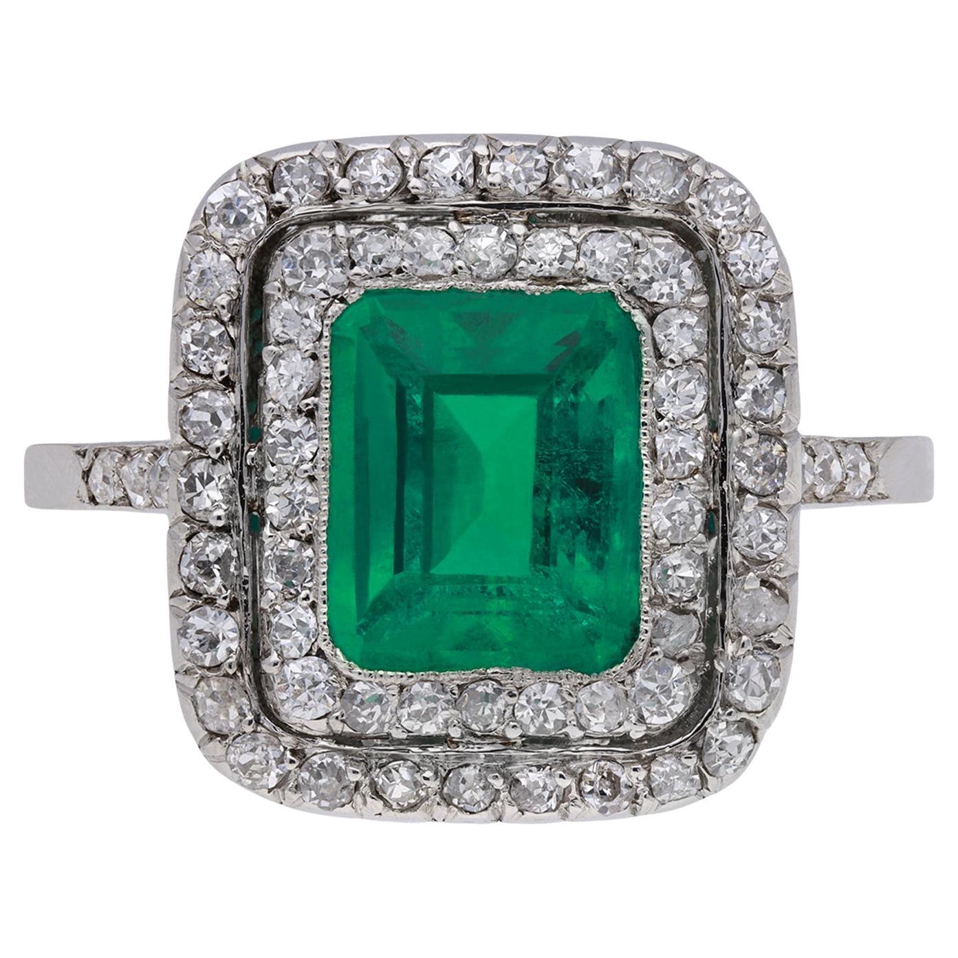 Anillo de esmeralda colombiana y racimo de diamantes, francés, hacia 1915