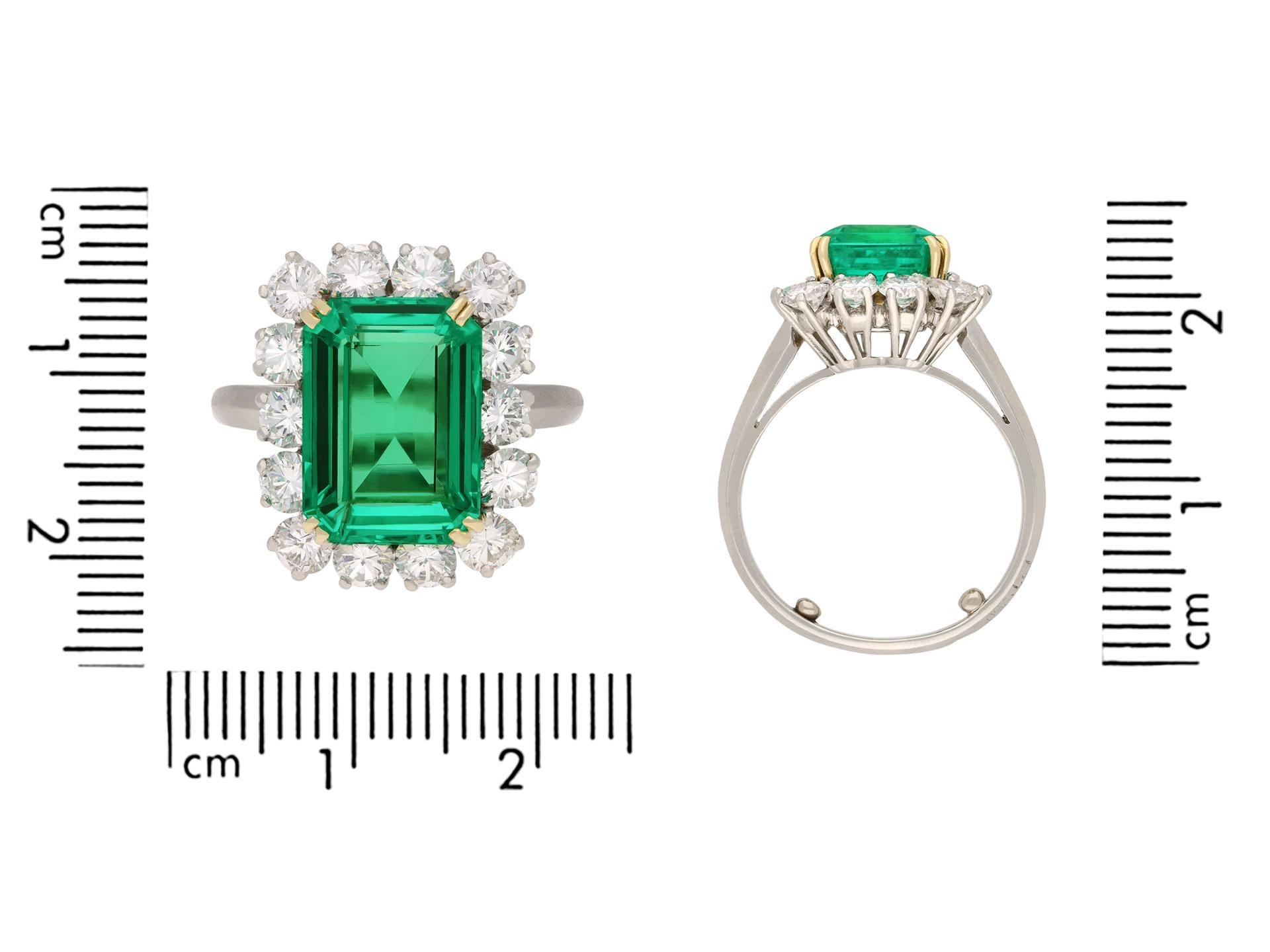 Colombian emerald and diamond coronet cluster ring, French, circa 1960.  In Good Condition For Sale In London, GB