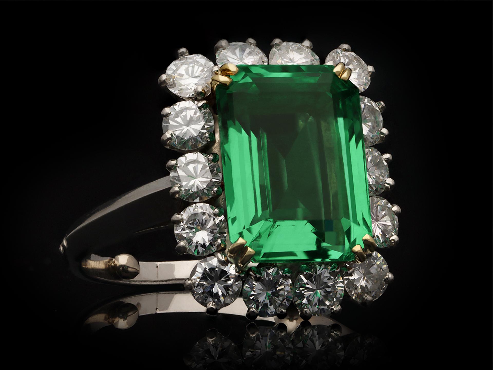 Kolumbianischer Smaragd- und Diamantenkranzring, französisch, um 1960.  im Angebot 1