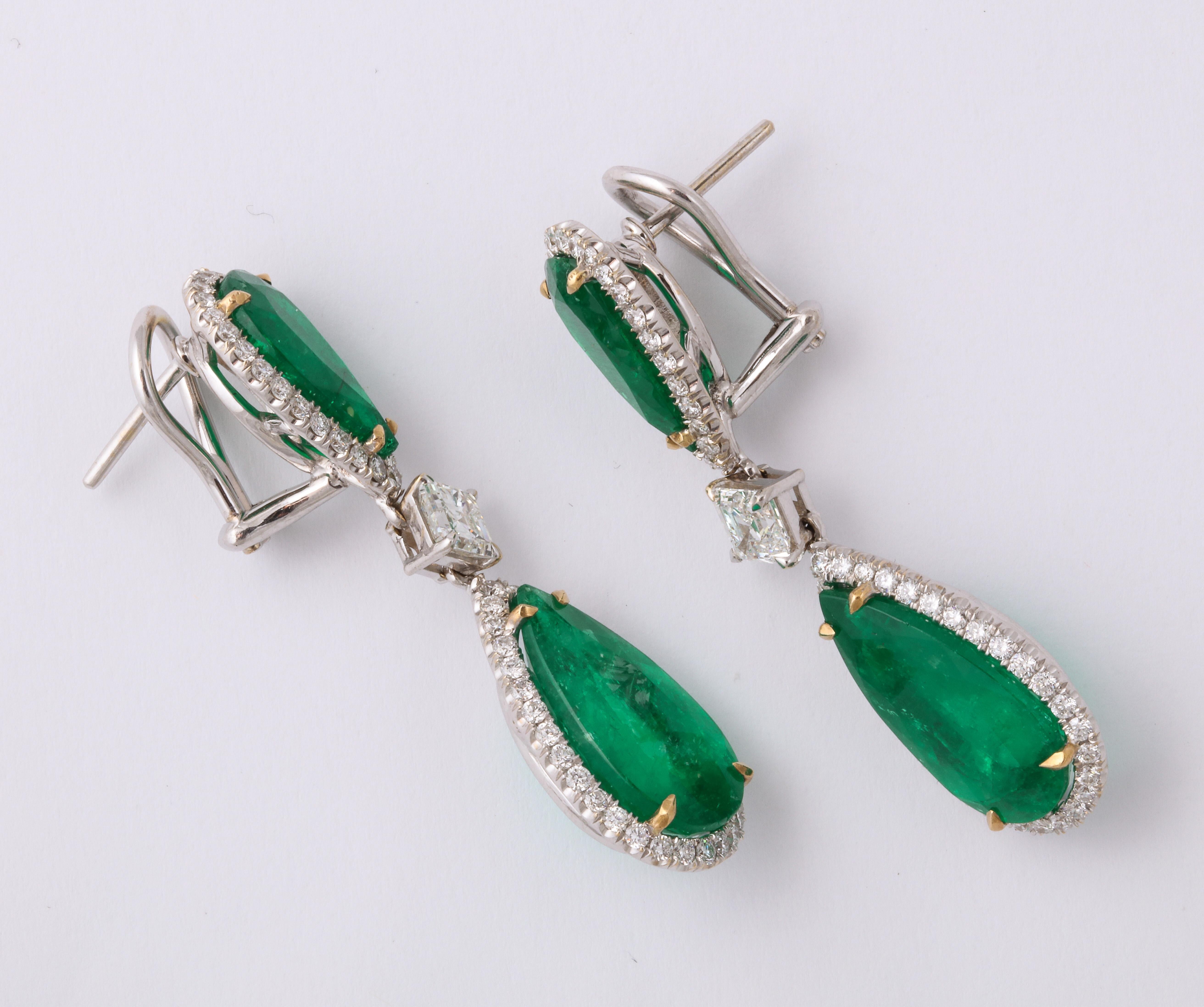 Kolumbianische Smaragd- und Diamanttropfen-Ohrringe (Tropfenschliff) im Angebot