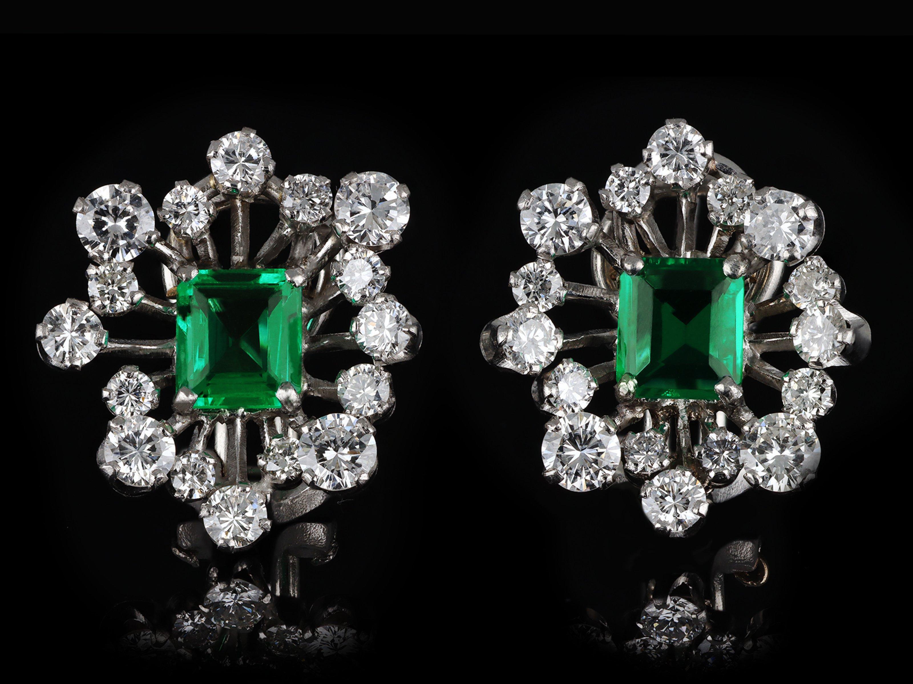 Colombian emerald and diamond earrings, circa 1950 In Good Condition For Sale In London, GB