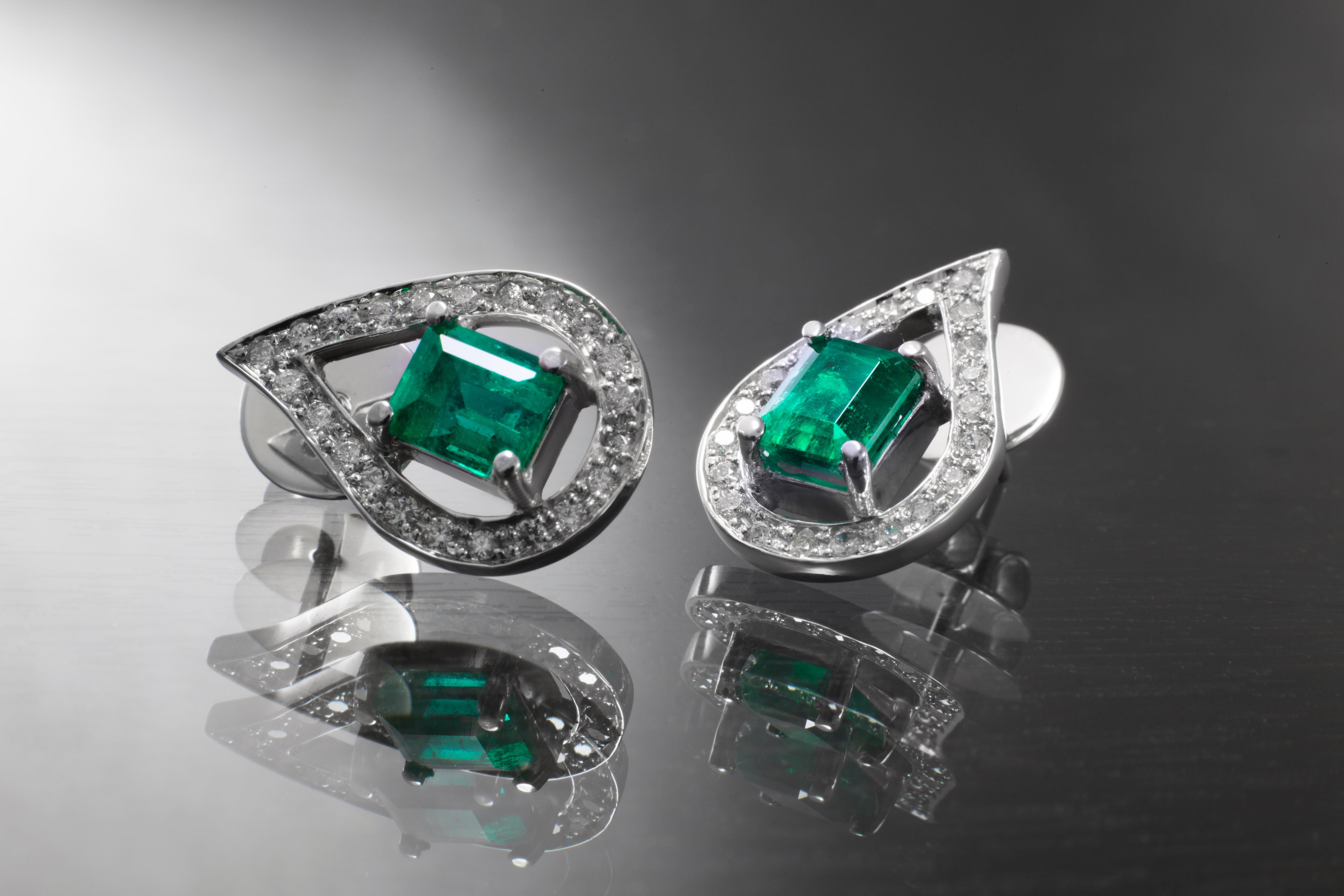 Comprising 2 certified Colombian Muzo emeralds, one of 1.03 carat F1 quality and one of 1.1 carats F 2quality, set in 18 carat white gold, surrounded by a diamond melee, consisting of 21  individual, brilliant cut diamonds.

The perfect