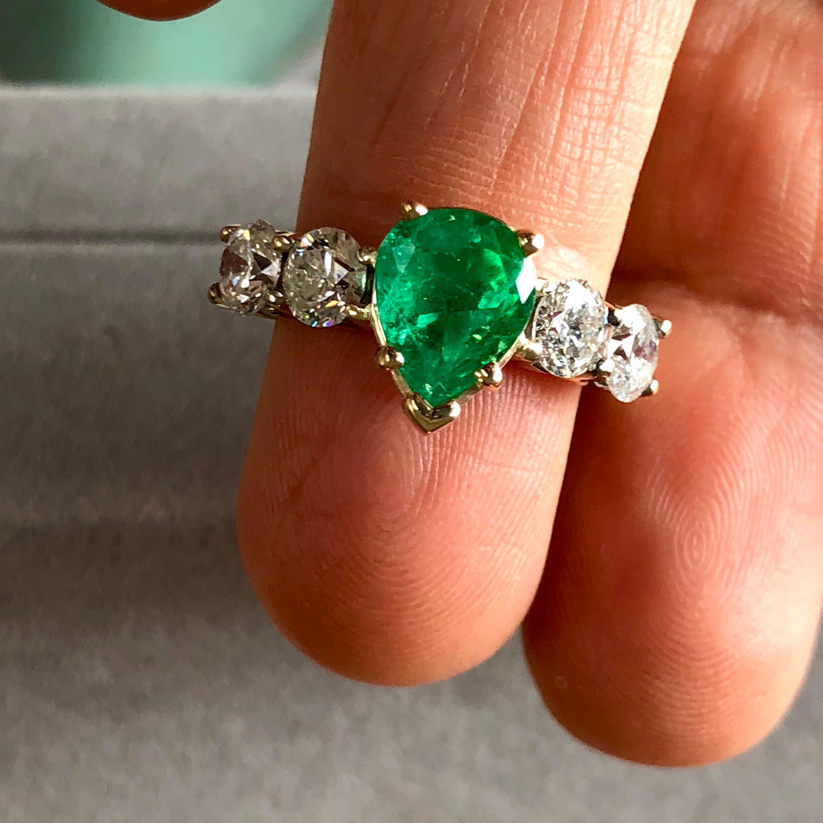 Verlobungsring mit Smaragden, bezauberndem kolumbianischen Smaragd, Diamant 14 Karat (Zeitgenössisch) im Angebot