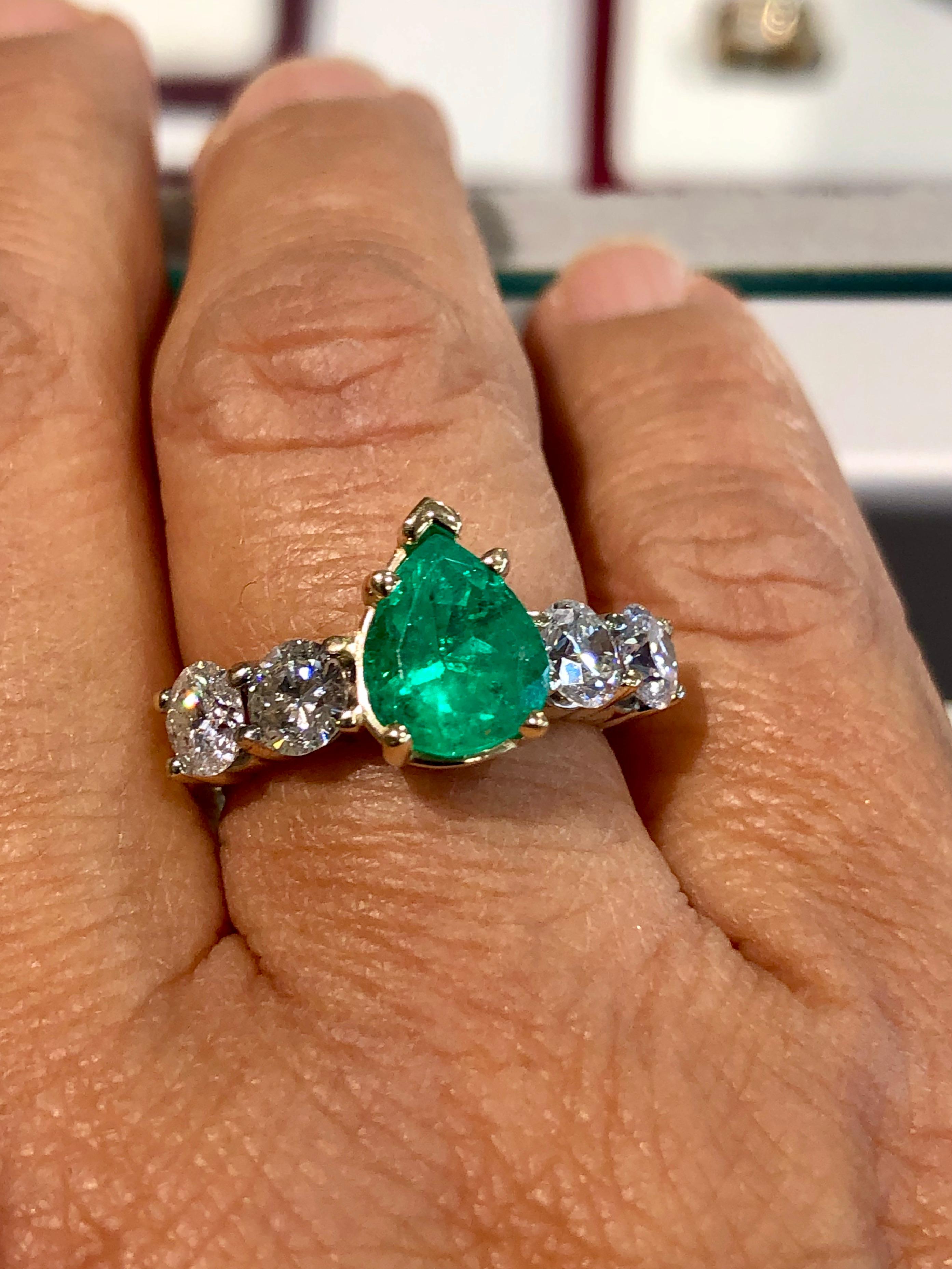 Emeralds Maravellous Colombian Emerald Diamond Engagement Ring 14 Karat For Sale 2