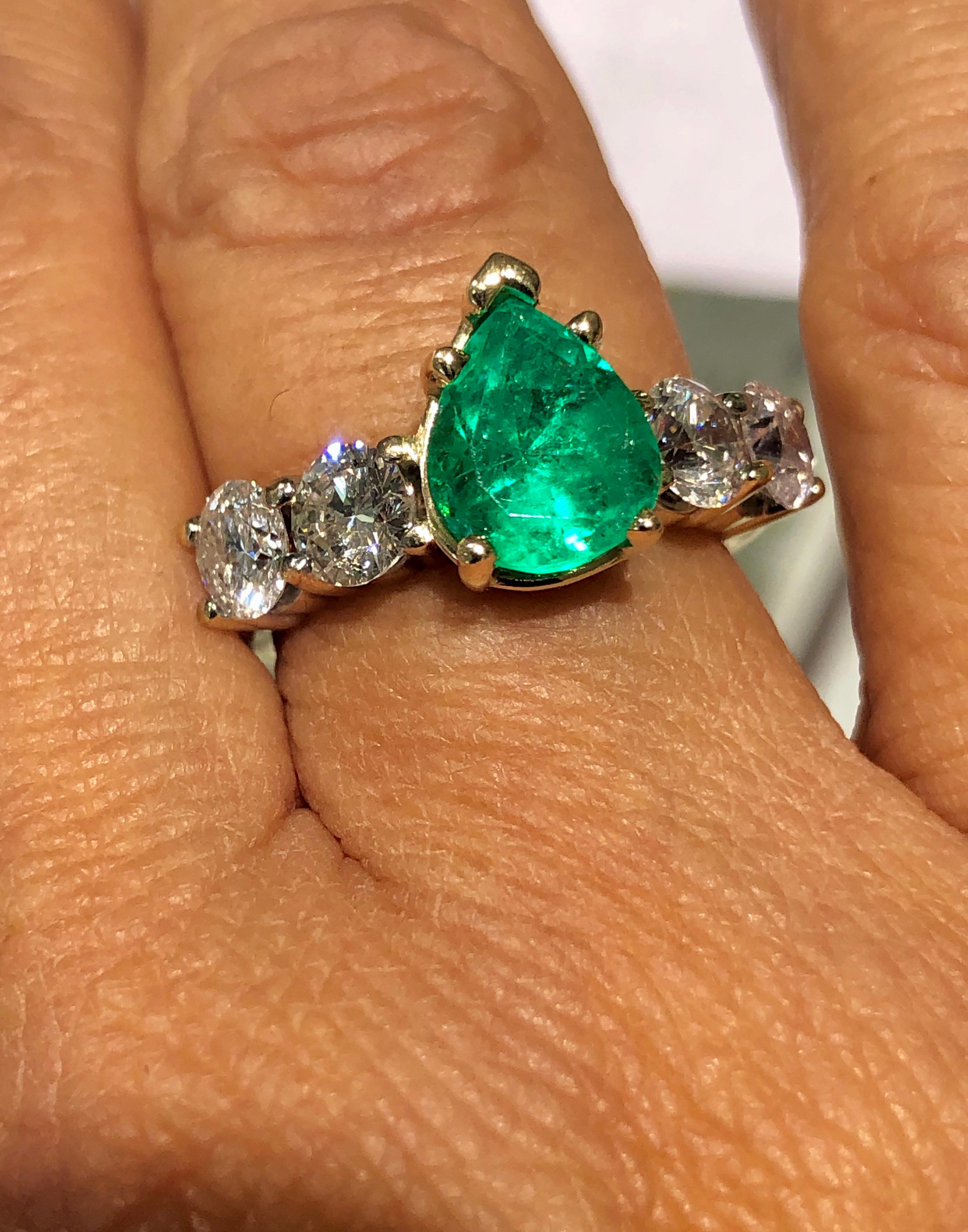 Women's or Men's Emeralds Maravellous Colombian Emerald Diamond Engagement Ring 14 Karat For Sale