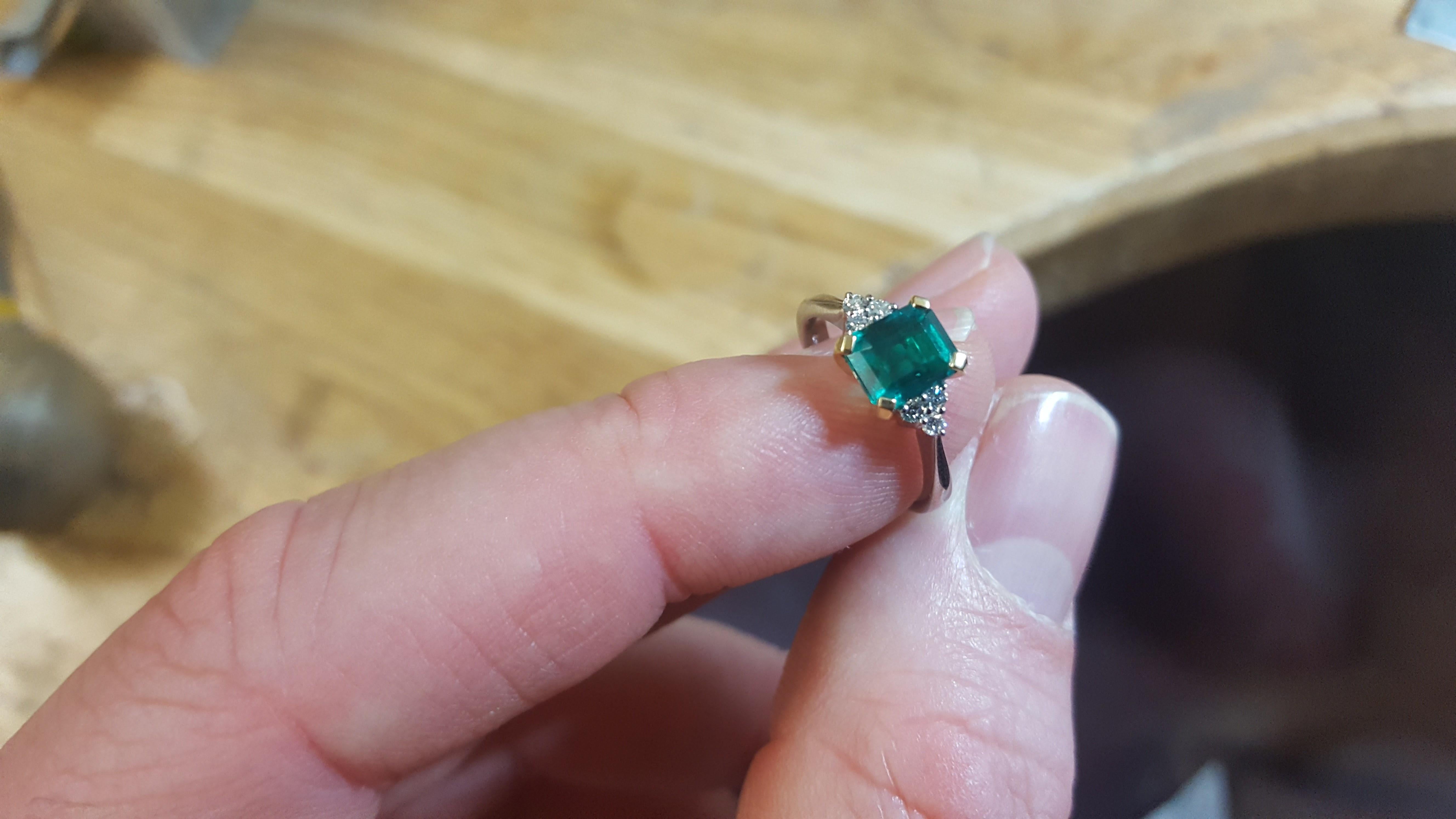 Colombian Emerald and Diamond Engagement Ring im Zustand „Neu“ im Angebot in London, GB