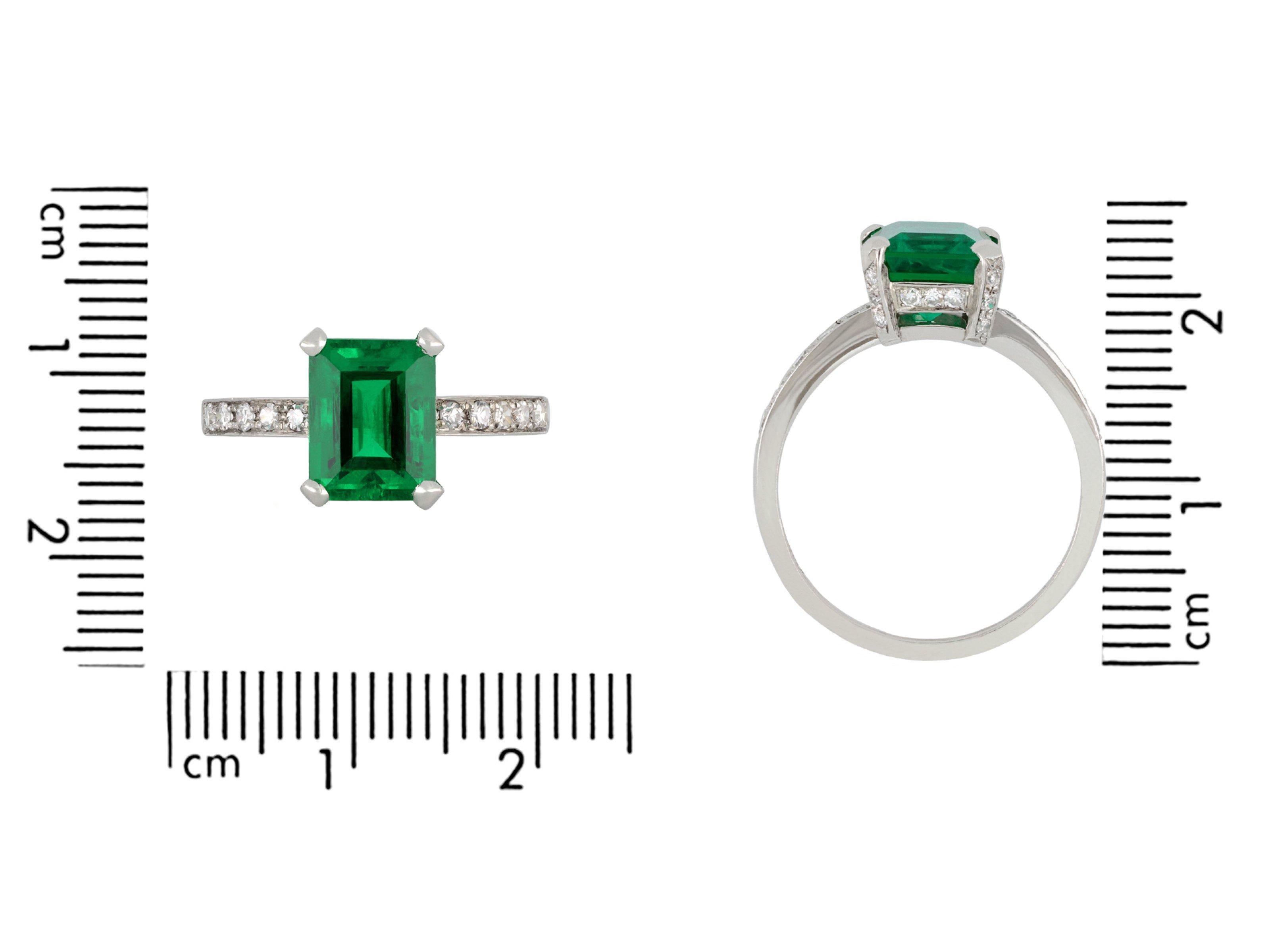 Colombian emerald and diamond flank solitaire ring, circa 1925 In Good Condition For Sale In London, GB