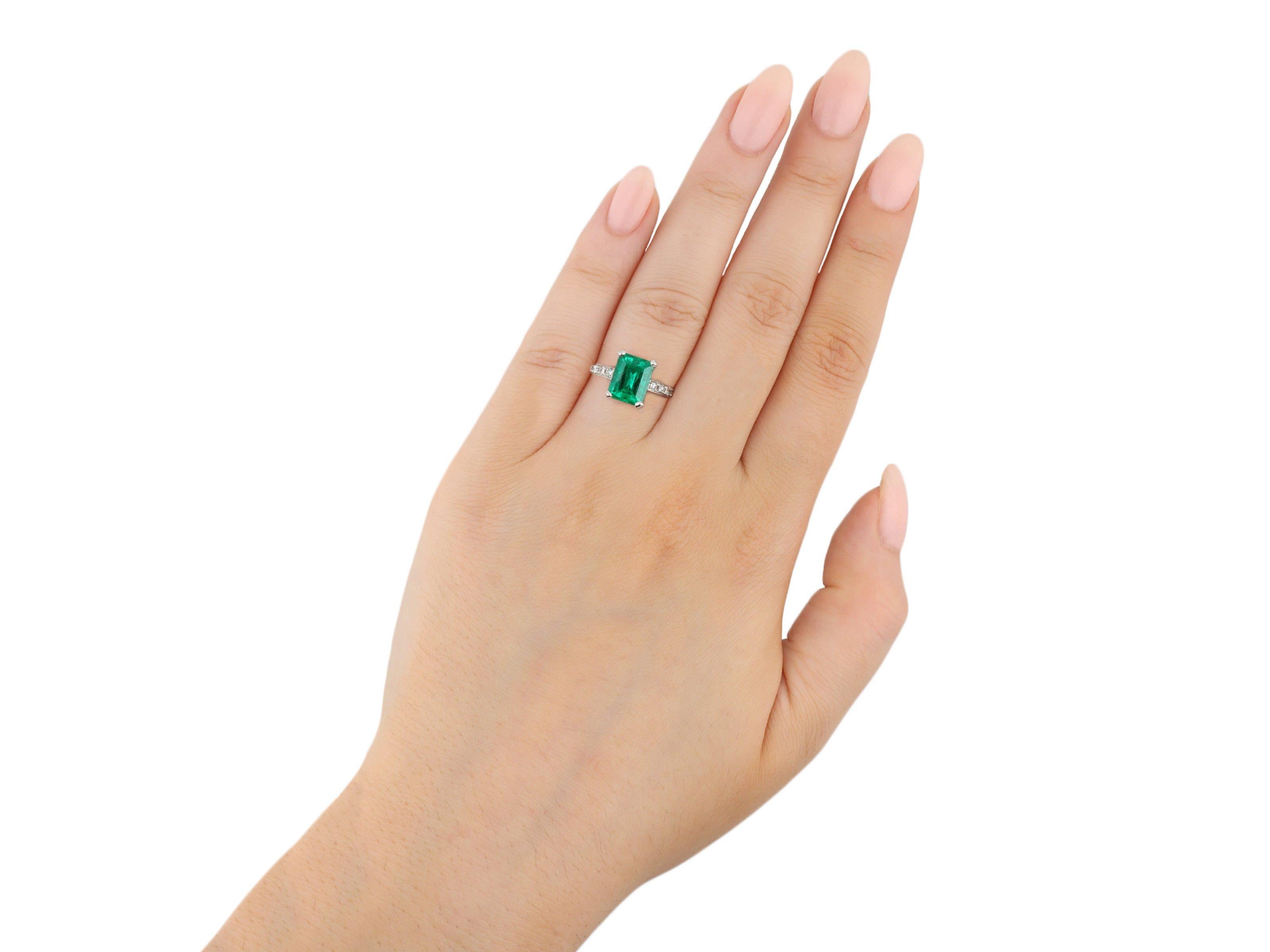 Colombian emerald and diamond flank solitaire ring, circa 1925 For Sale 1