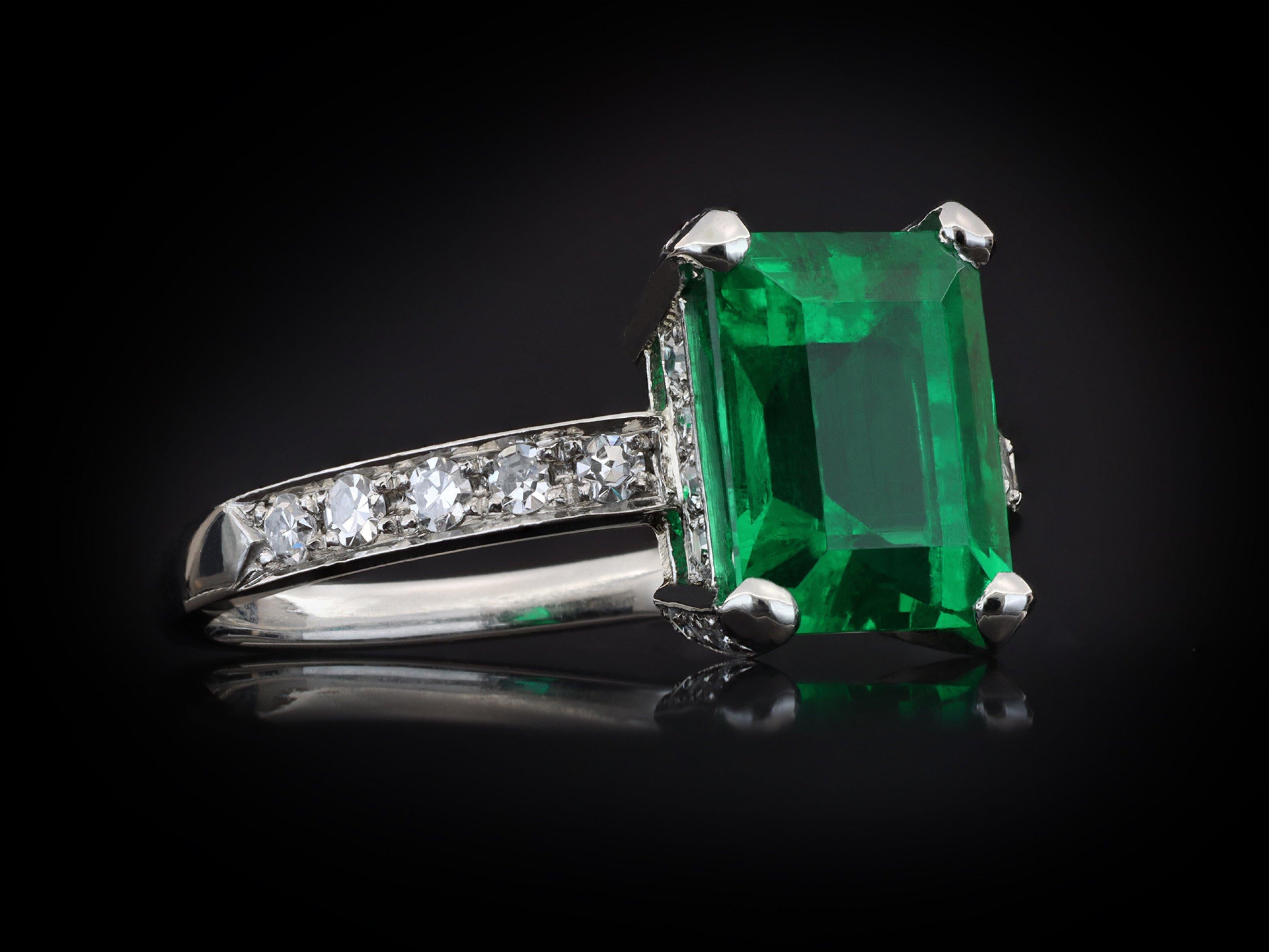 Colombian emerald and diamond flank solitaire ring, circa 1925 For Sale 2