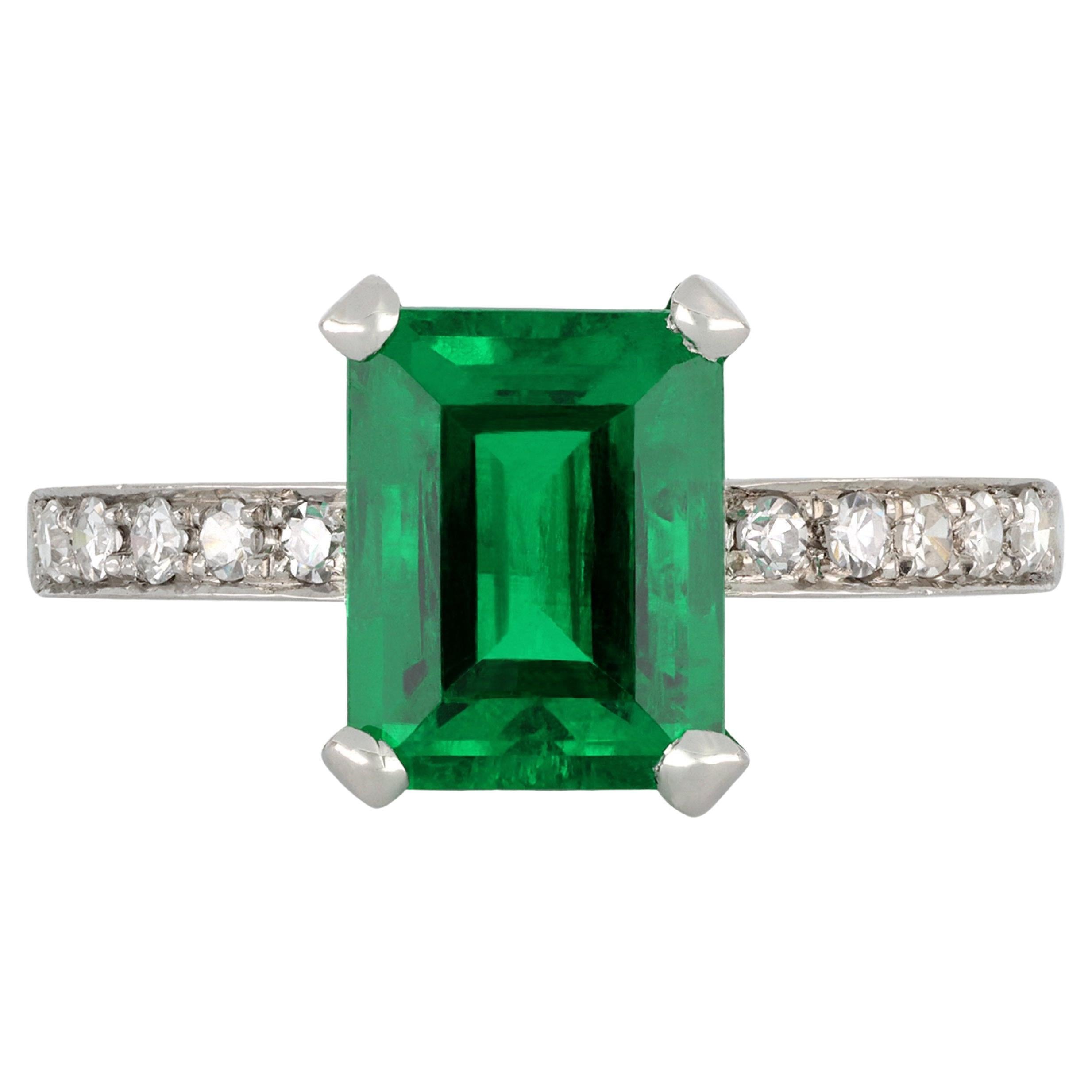 Colombian emerald and diamond flank solitaire ring, circa 1925 For Sale