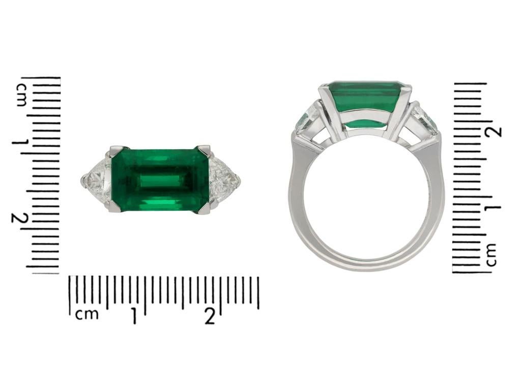 Colombian Emerald and Diamond Flanked Solitaire Ring In Good Condition For Sale In London, GB
