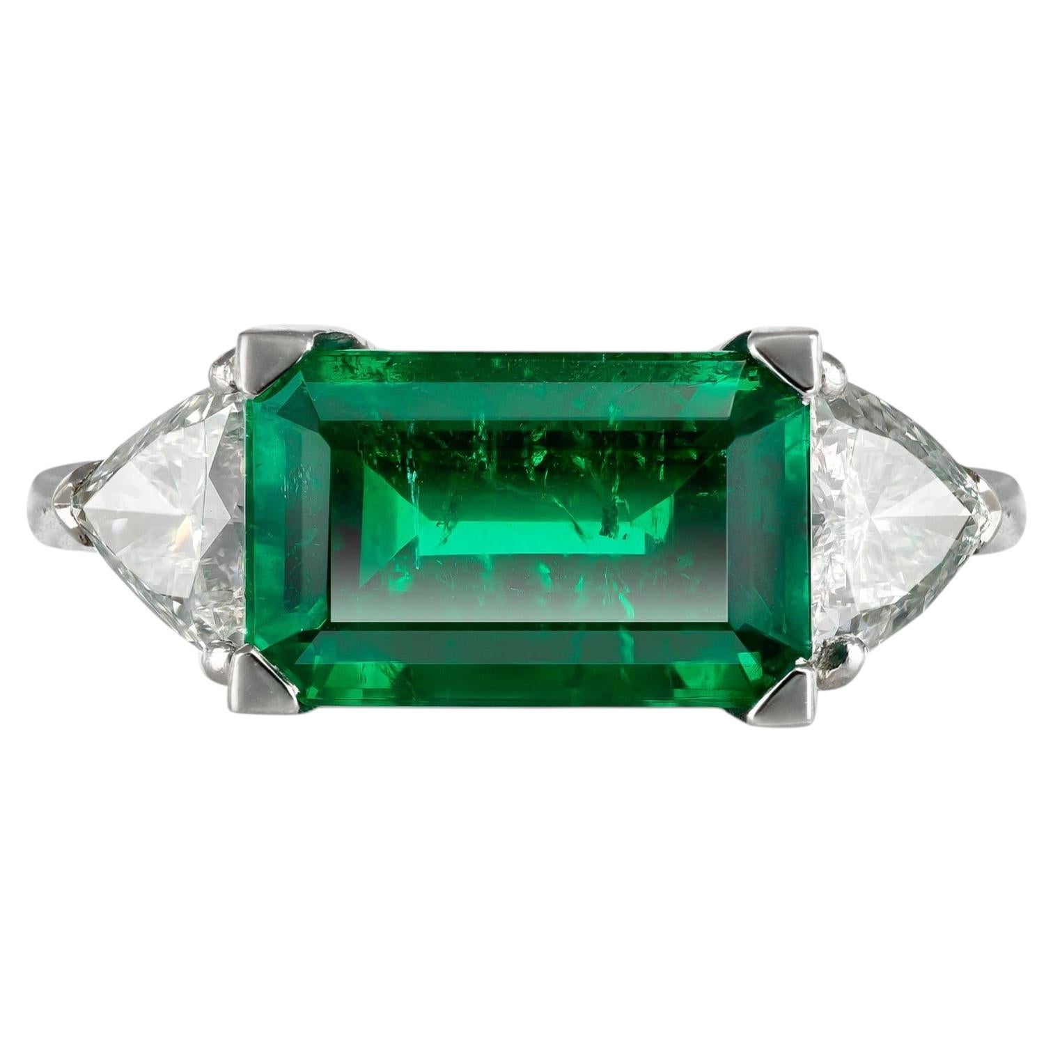 Anello solitario con smeraldo colombiano e diamante affiancato