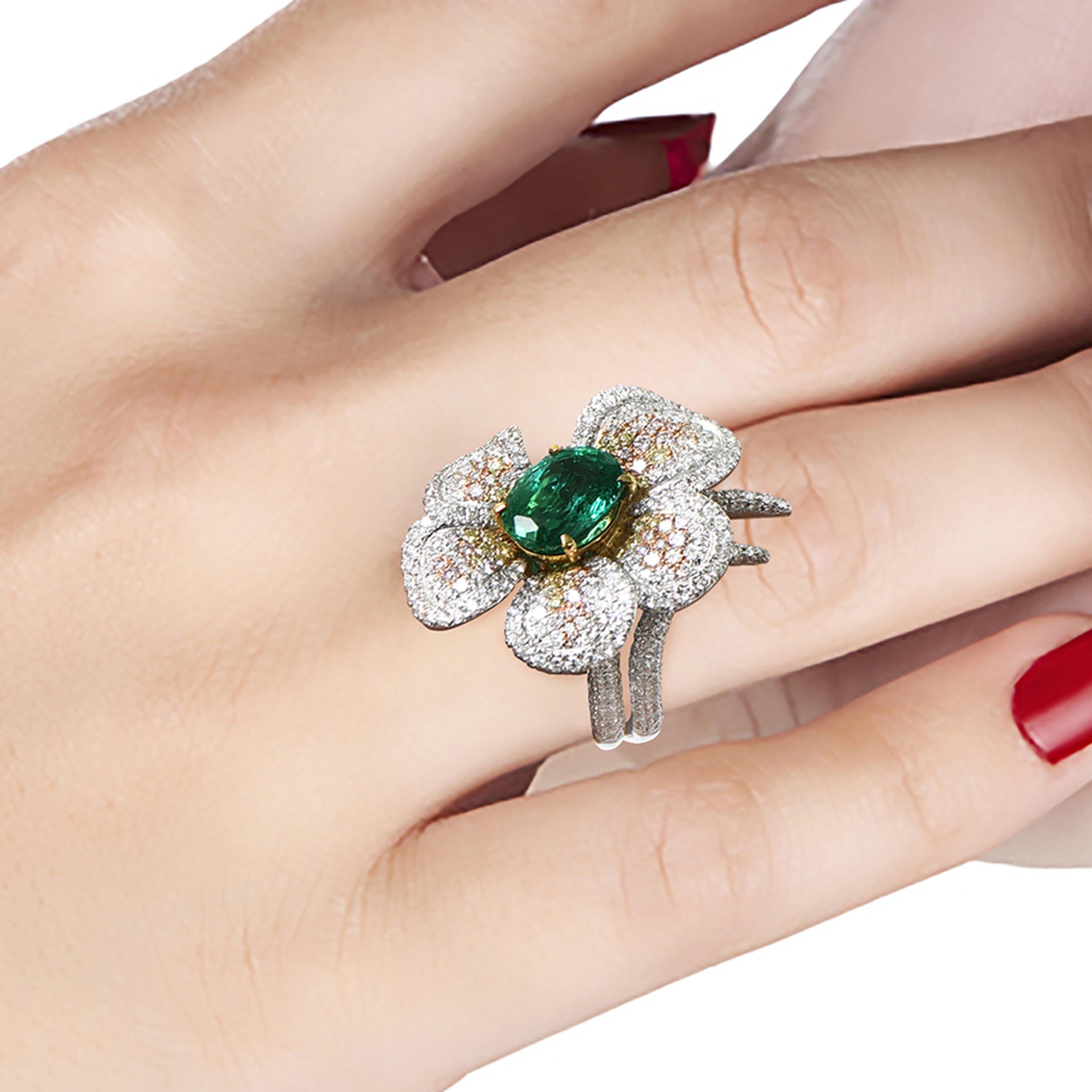 Laviere Colombian Emerald and Diamond Flower Ring In New Condition For Sale In Dubai, Dubai