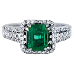 Bague halo d'émeraudes de Colombie et de diamants, poids total de 3,38 carats