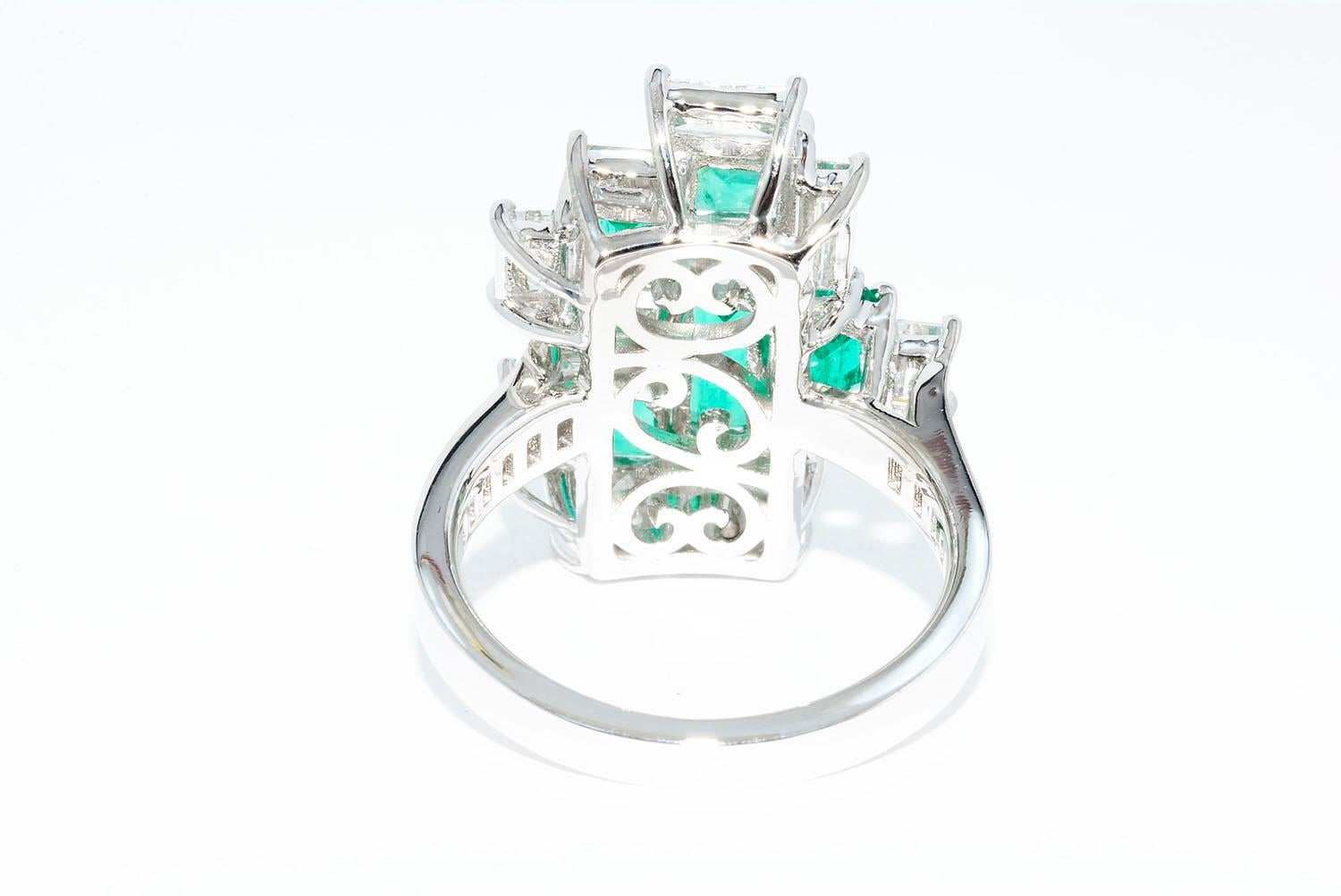 Colombian Emerald and Diamond Modern Cocktail Ring In New Condition In New York, NY