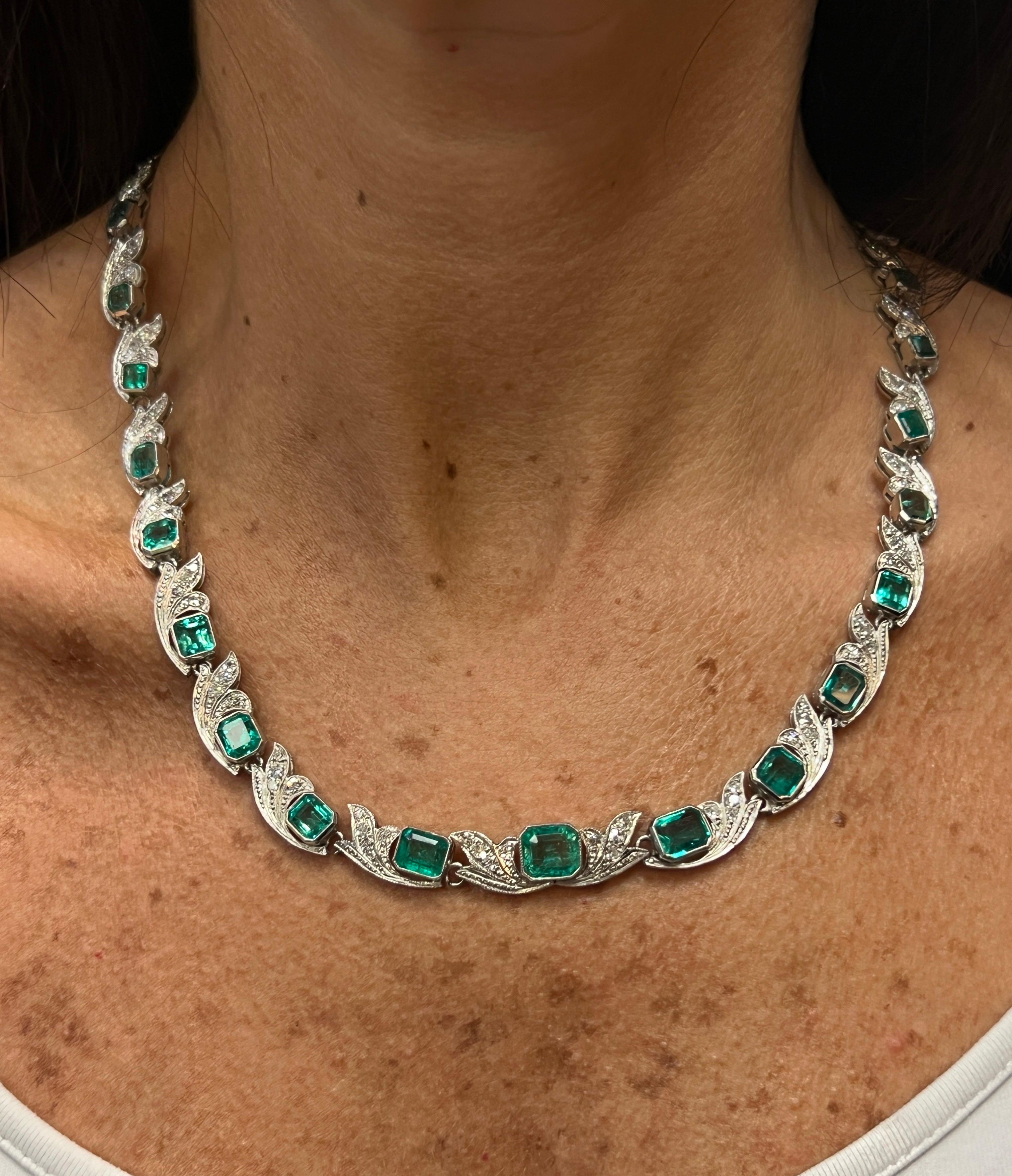 Collana di smeraldi e diamanti colombiani 

Una bellissima collana di smeraldi e diamanti con smeraldi taglio smeraldo e diamanti taglio rotondo. 

Accompagnato da AGL che dichiara che gli smeraldi sono di origine colombiana.

Lunghezza