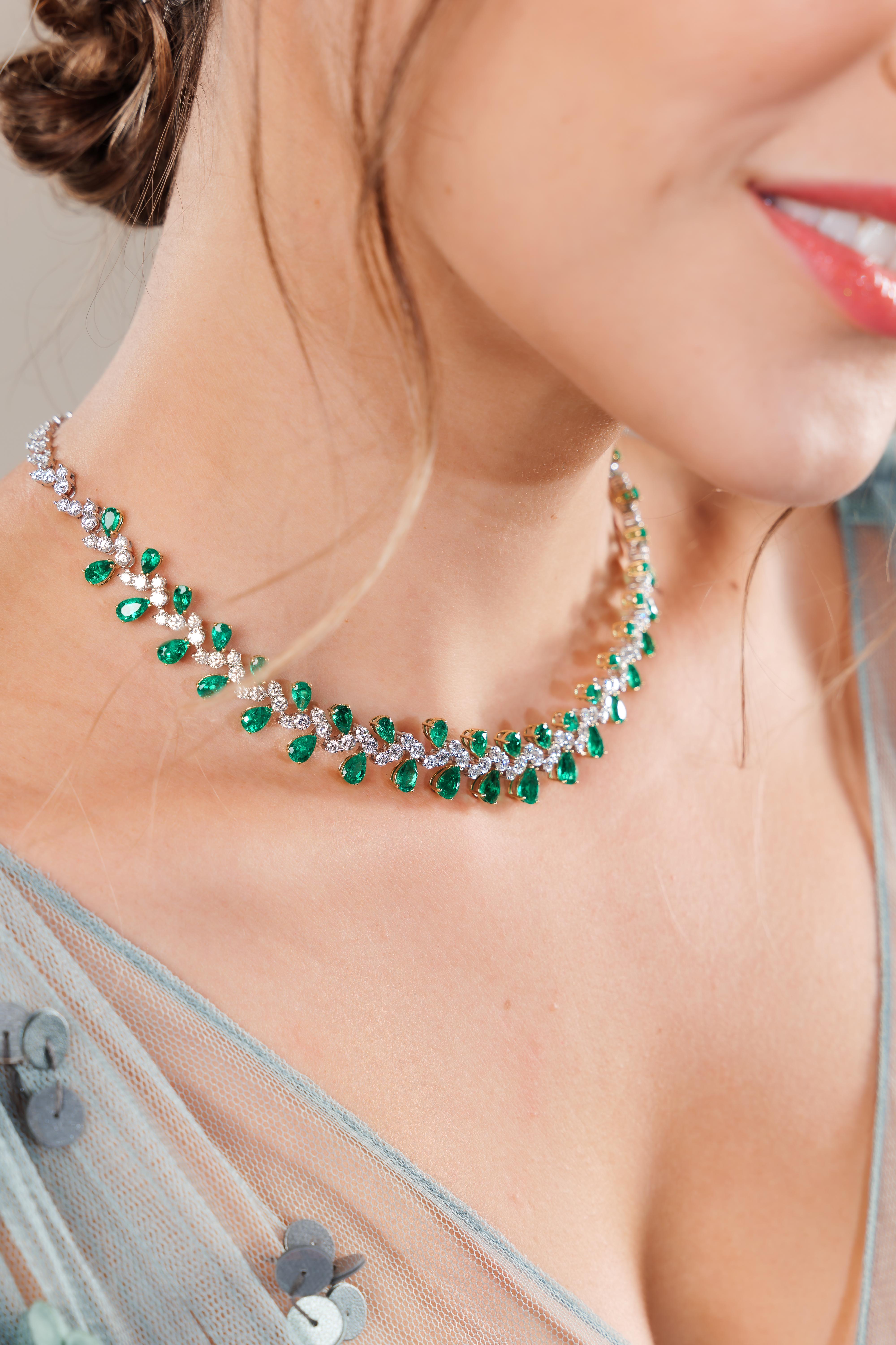Contemporary Colombian Emerald and Diamond Necklace in 18 Karat White Gold For Sale