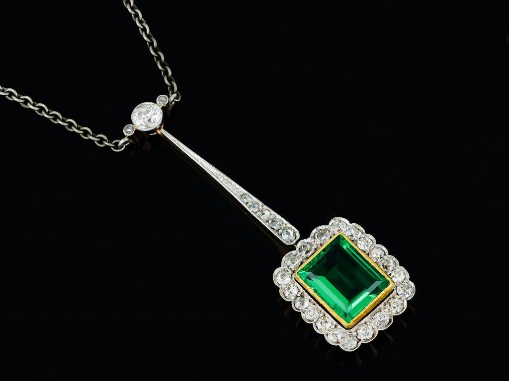 Edoardiano Pendente con smeraldo e diamante colombiano, 1910 circa. in vendita