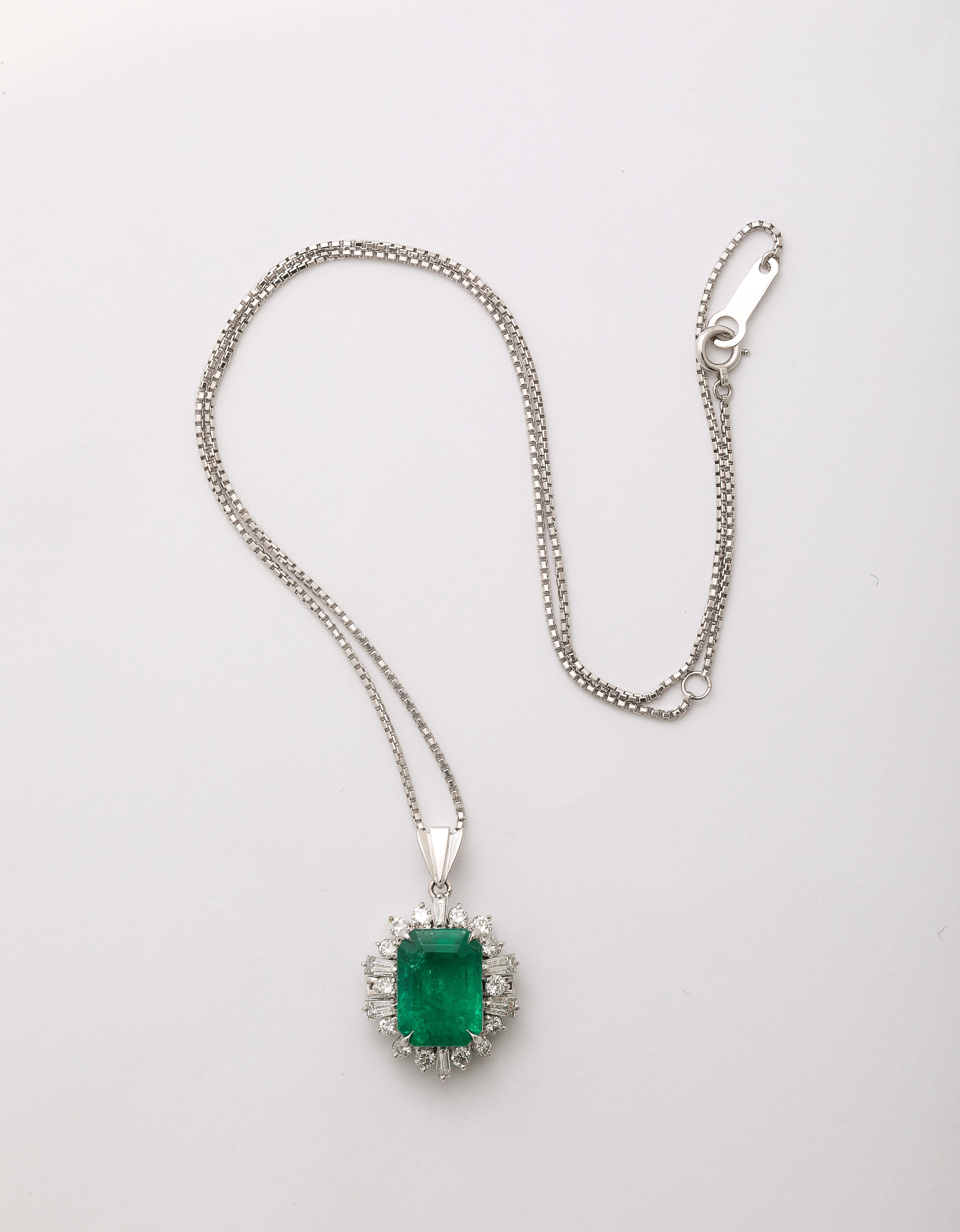 
GIA-zertifizierter kolumbianischer Smaragd von 5,75 Karat. 

.94 Karat farblos weiß, VS Reinheit Baguette und runde Diamanten.  

In Platin gefasst, an einer Platinkette - die Glocke ist aus Weißgold. 

Der Anhänger ist etwa 0,75 cm lang. 

Die