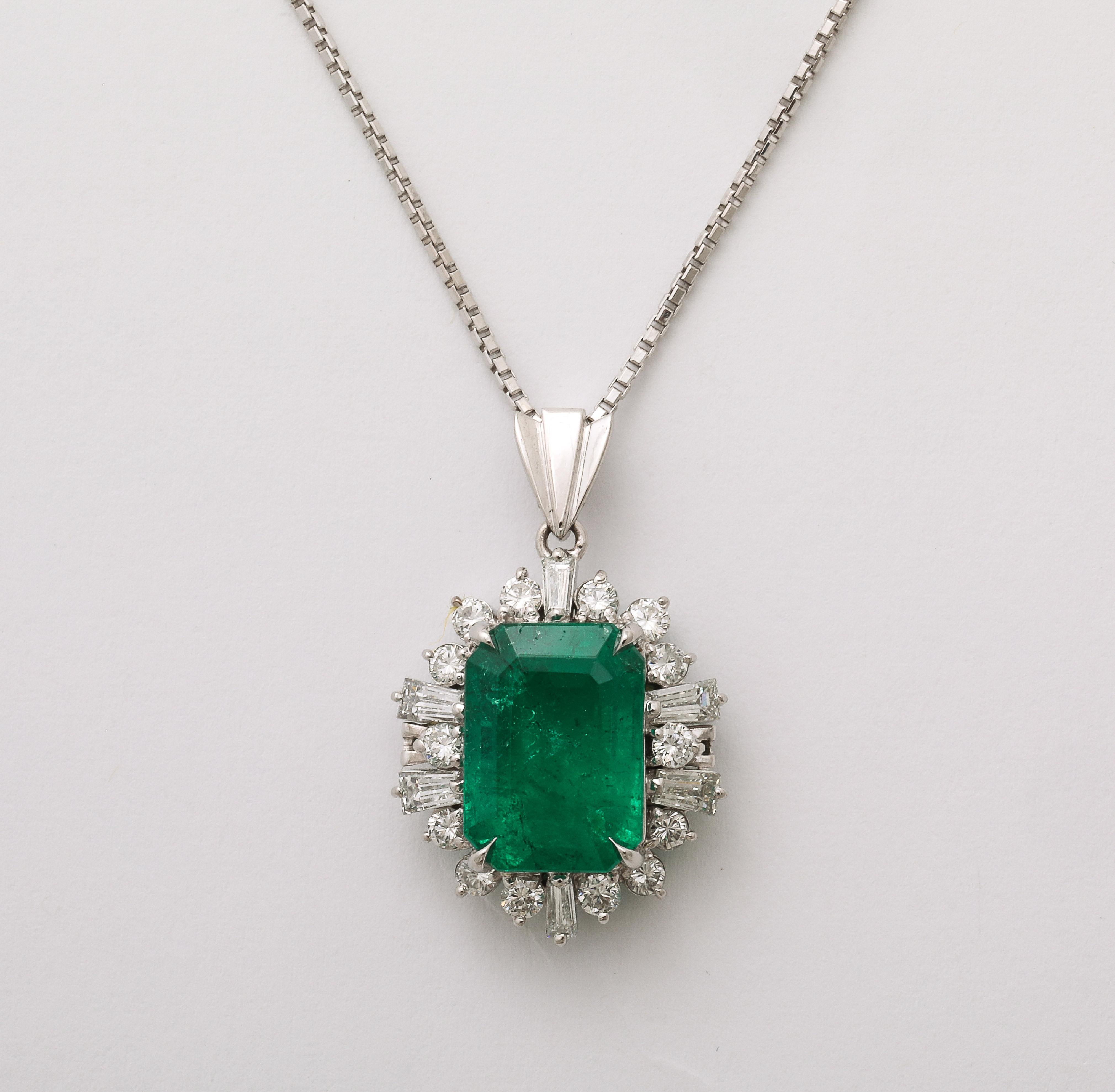 Kolumbianischer Smaragd und Diamant-Anhänger (Smaragdschliff) im Angebot