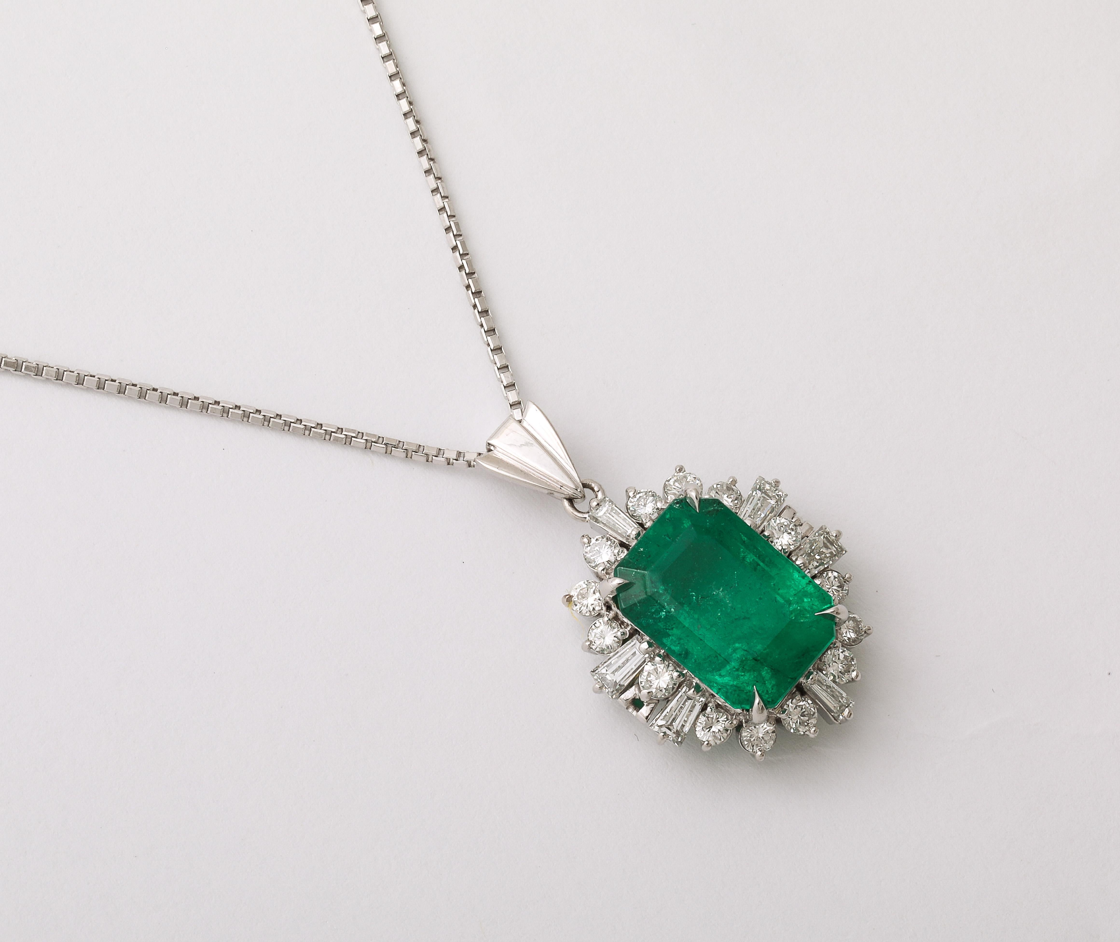 Kolumbianischer Smaragd und Diamant-Anhänger im Zustand „Neu“ im Angebot in New York, NY